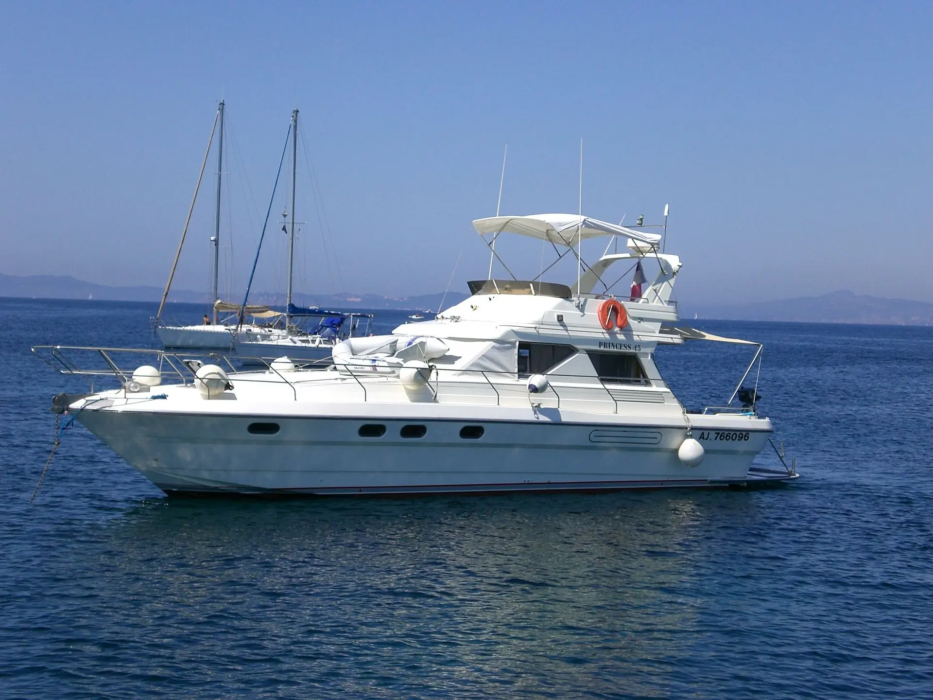 Princess 45 — Bateau à moteur blanc photographié de profil sur une mer calme.