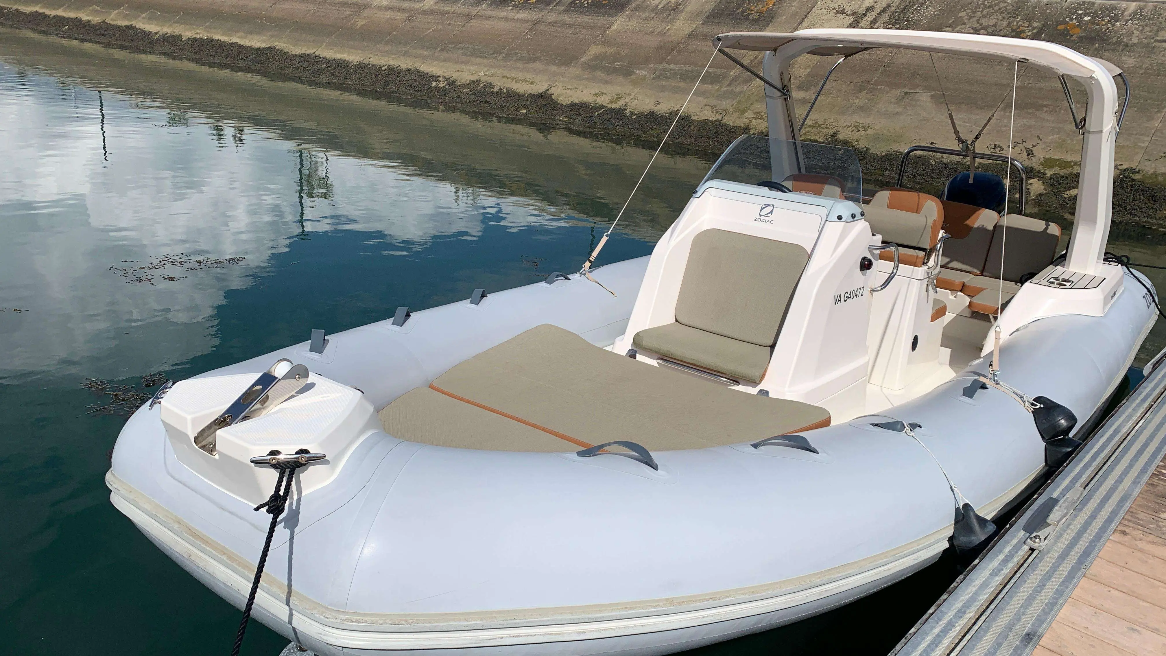 Zodiac Medline 750 LE — Bateau pneumatique blanc à console centrale amarré au ponton.