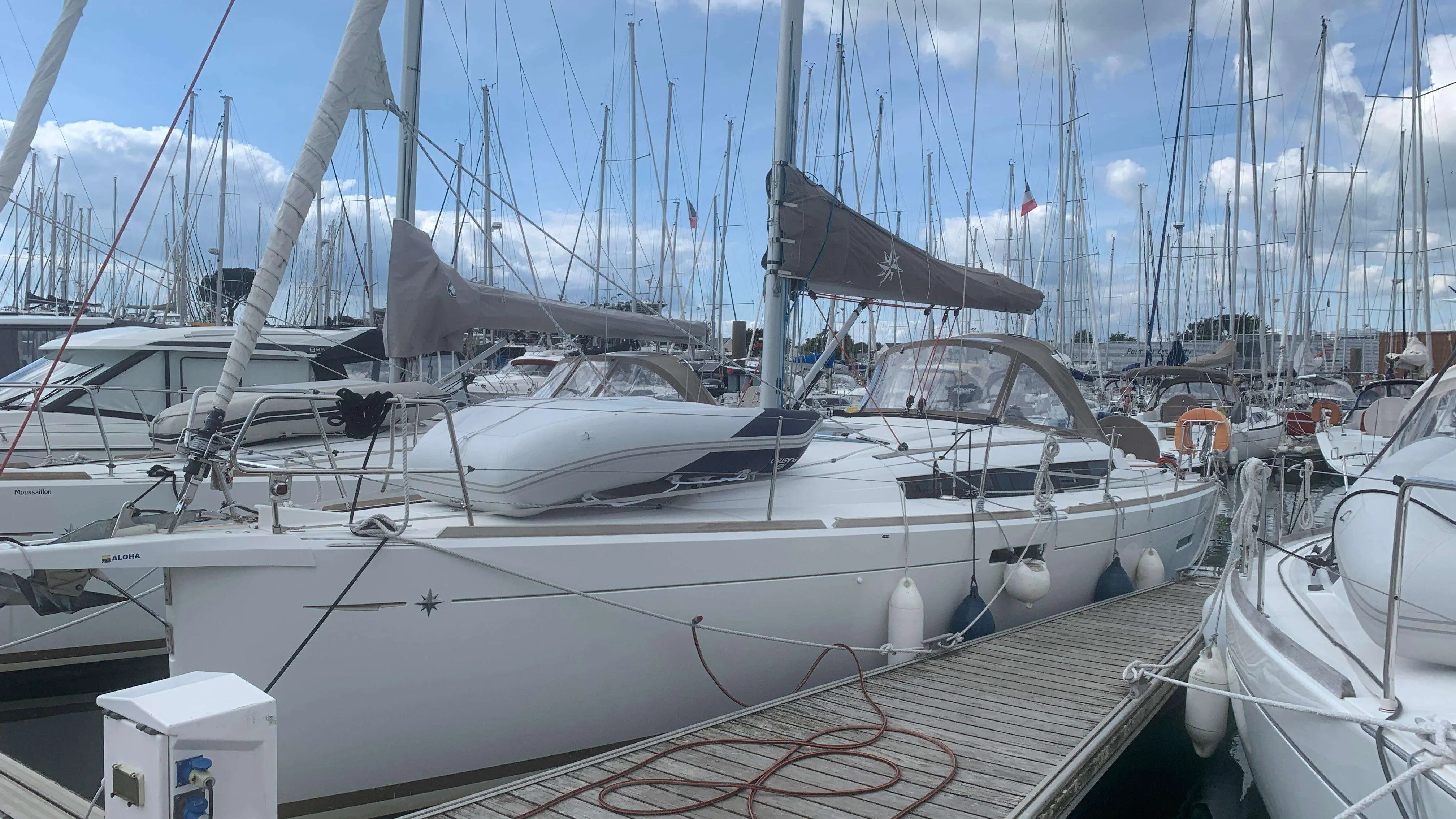 Jeanneau Sun Odyssey 389 — Voilier blanc amarré dans une marina, vu de trois quarts depuis le quai.
