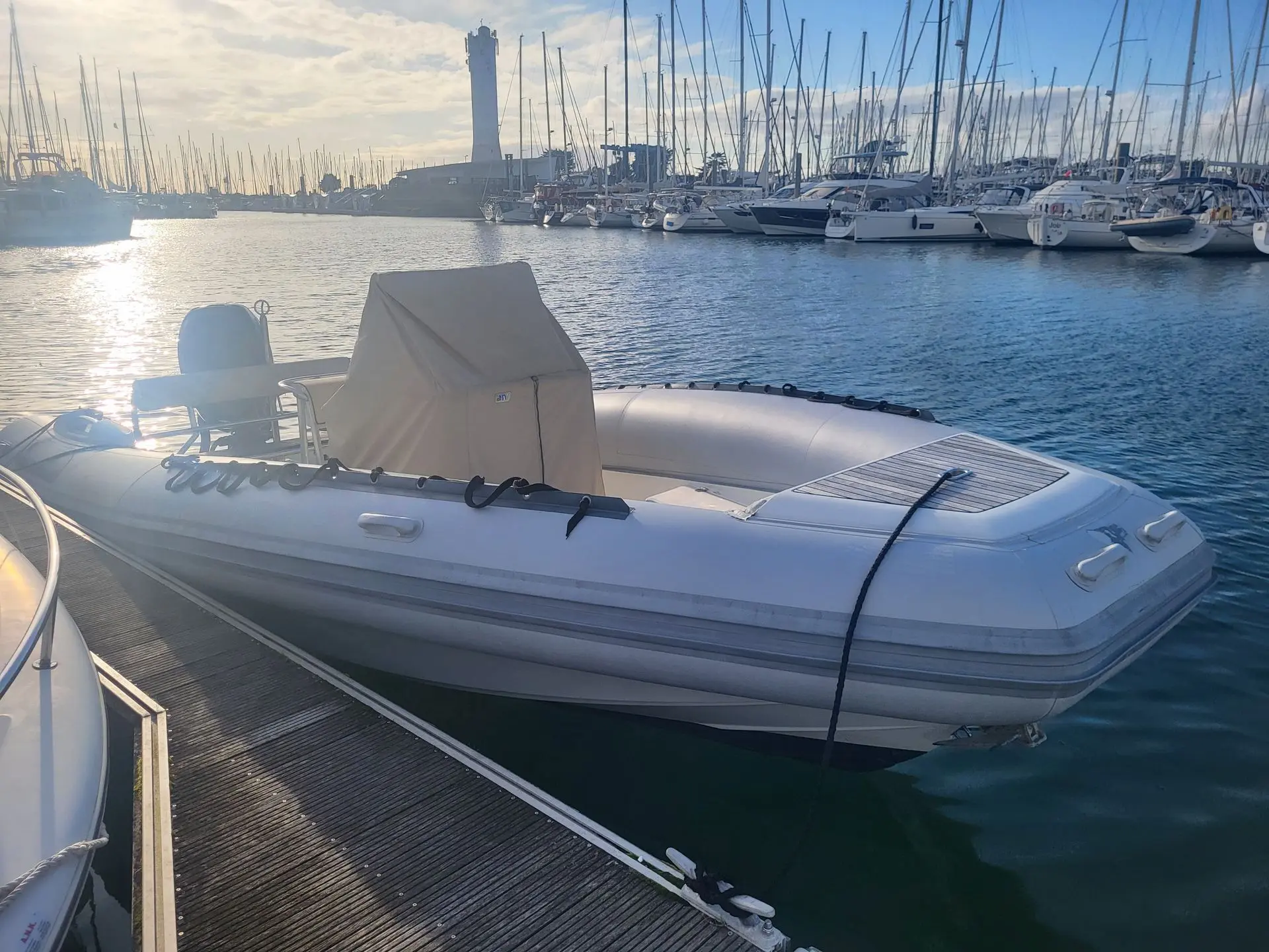 Seahawk 225 — Bateau pneumatique blanc amarré dans un port de plaisance.