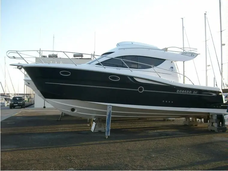 Sessa Marine Dorado 36 — Bateau à moteur noir et blanc présenté sur bers dans un port à sec.