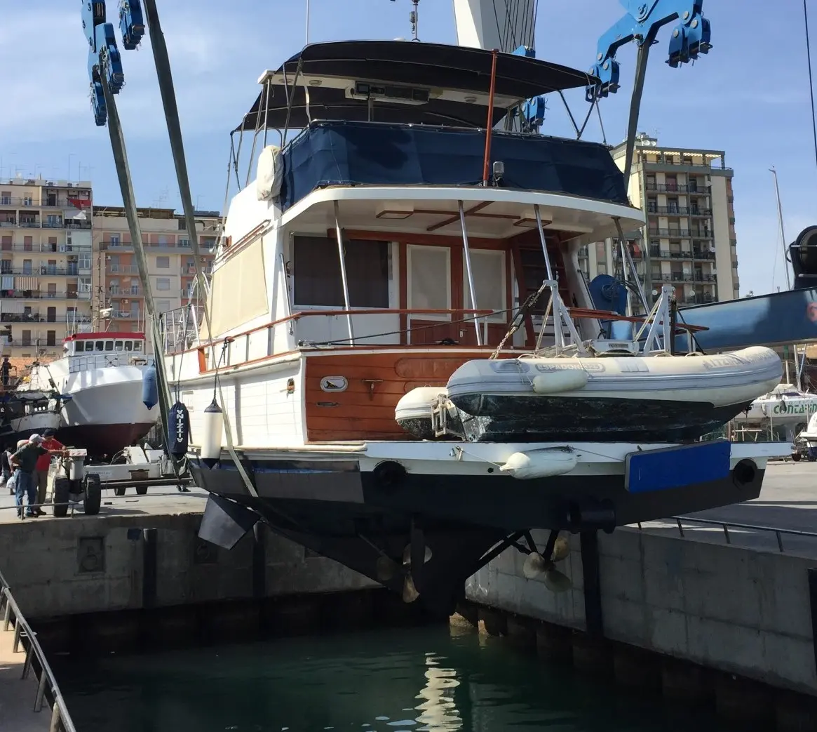 Island Gypsy 44 — Bateau à moteur vu de l’arrière dans un bassin de maintenance, avec annexe à bord.