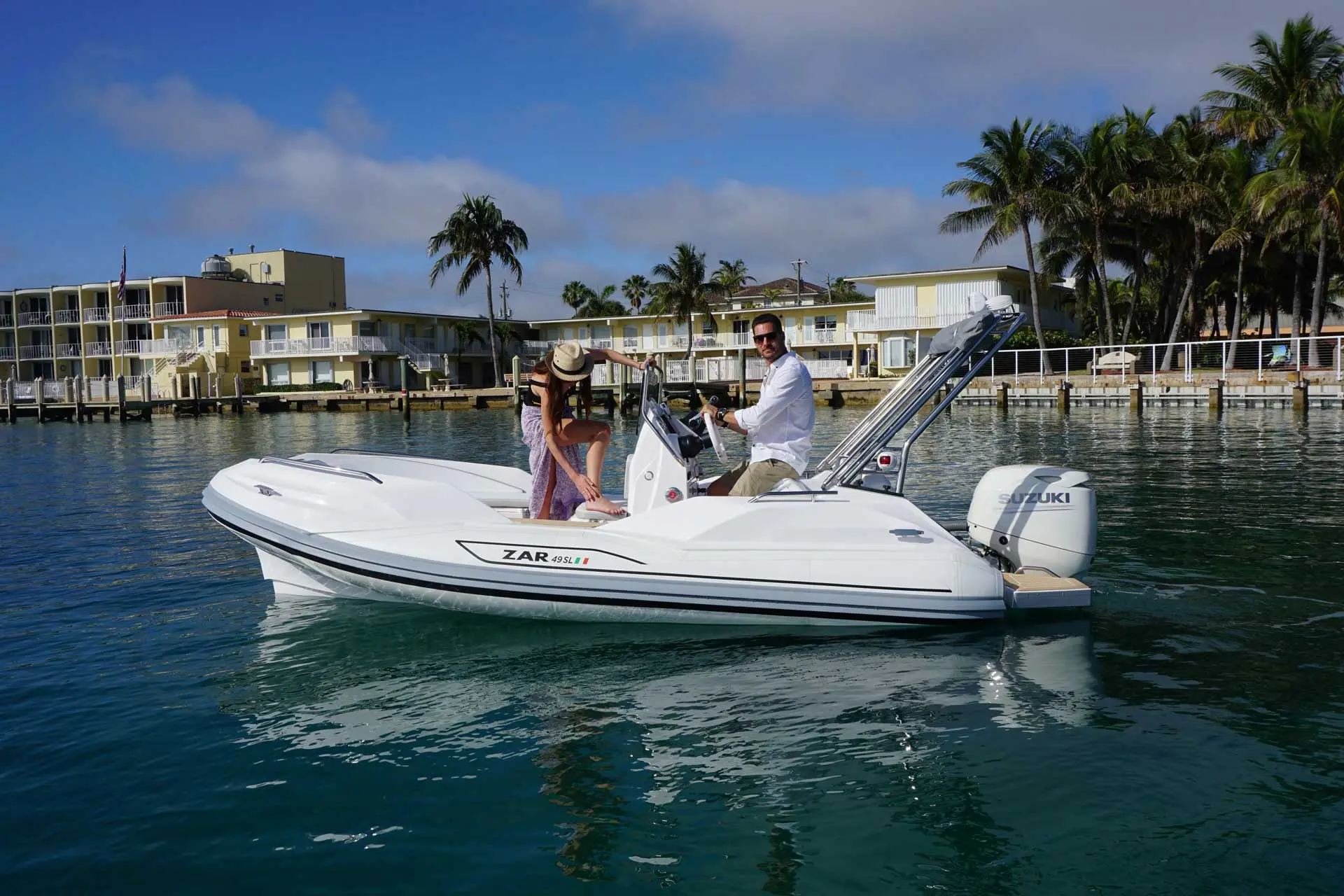 Zar Formenti Zar 49 SL — Bateau pneumatique blanc vu de profil sur l’eau, avec deux personnes à bord.