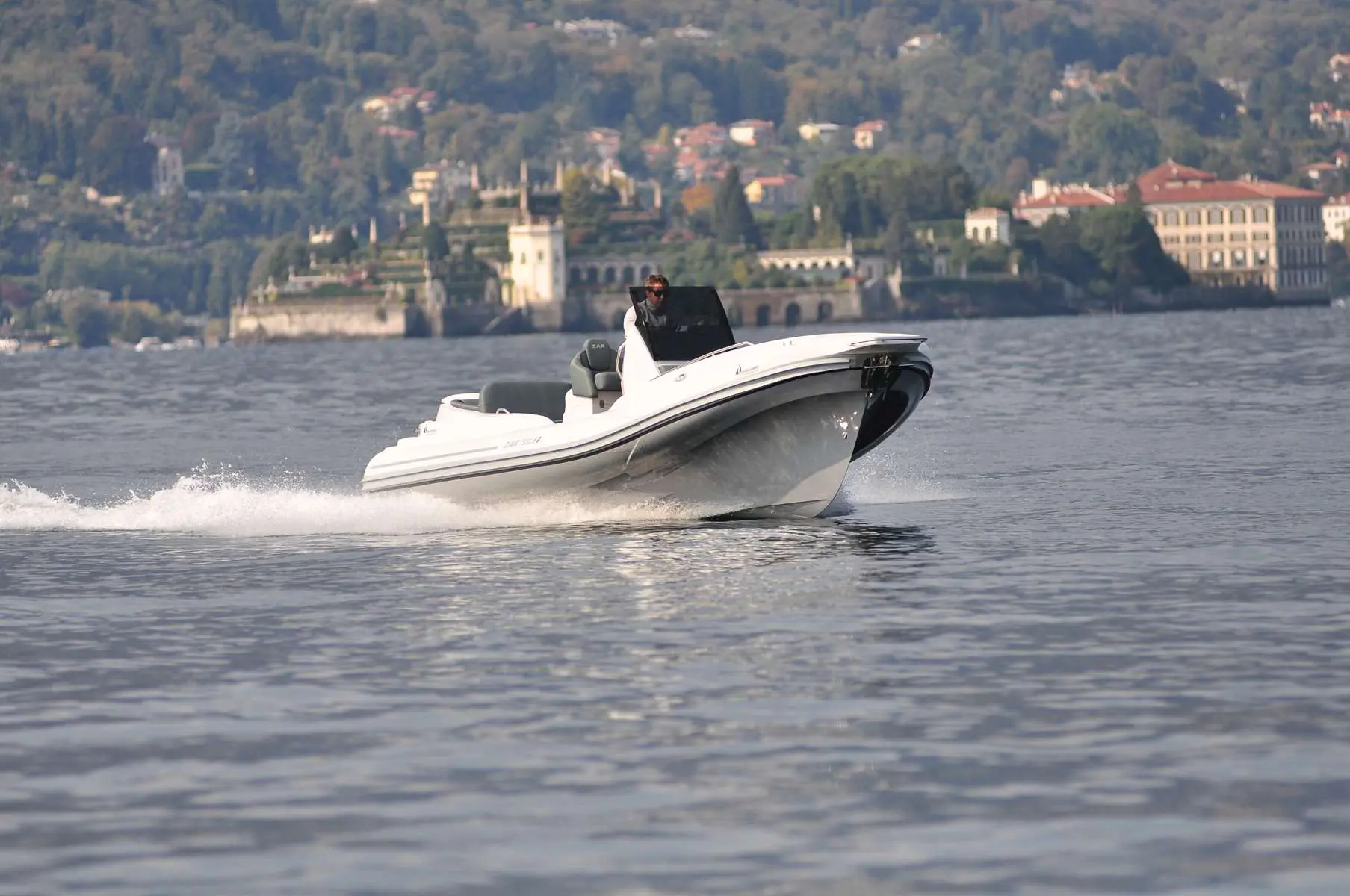 Zar Formenti Zar 79 SL — Bateau pneumatique en navigation, vu de trois quarts avec un pilote à la barre.
