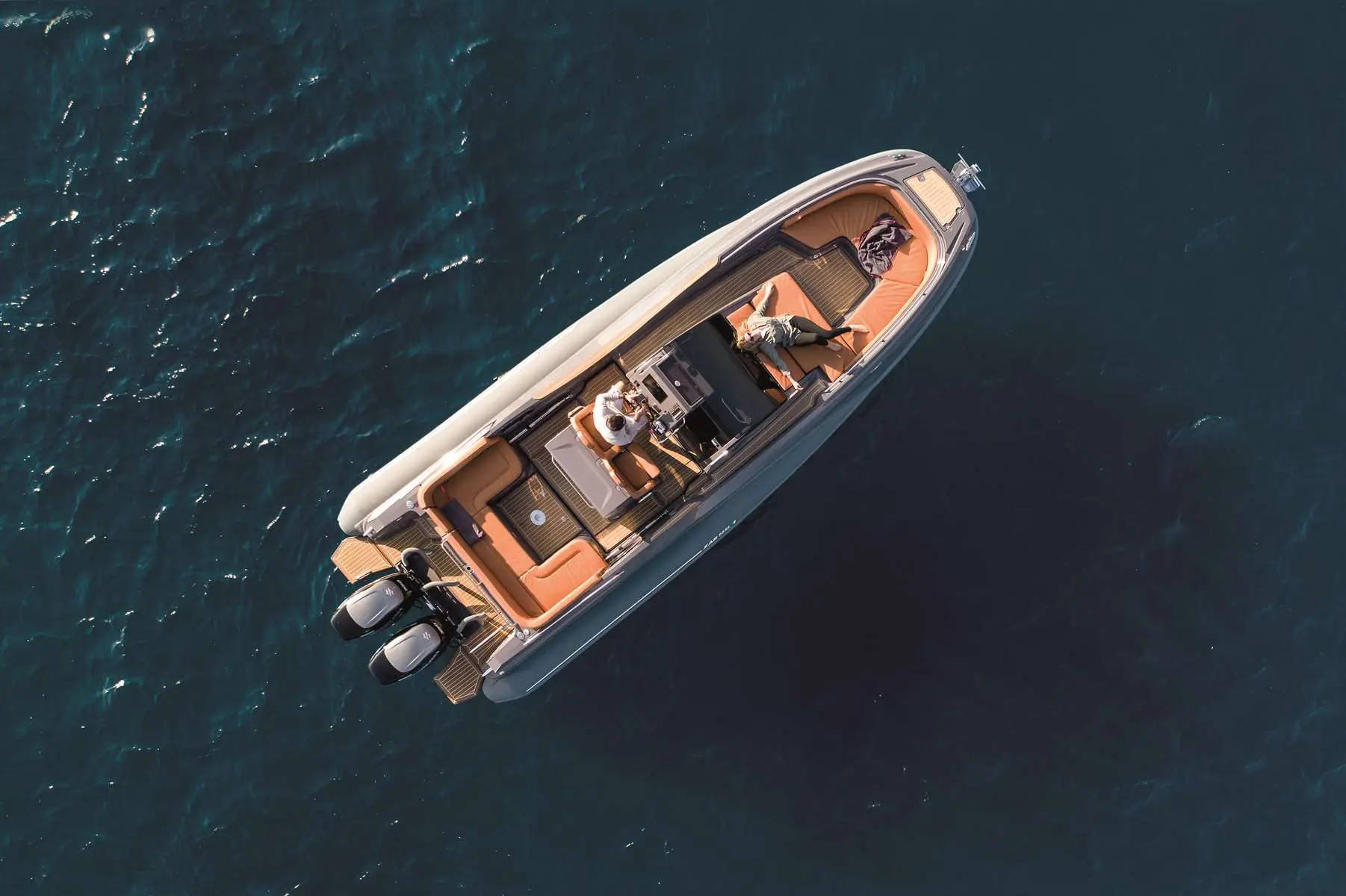 Zar Formenti Zar 95 SL — Vue aérienne d’un bateau à moteur avec deux personnes à bord sur une eau sombre.