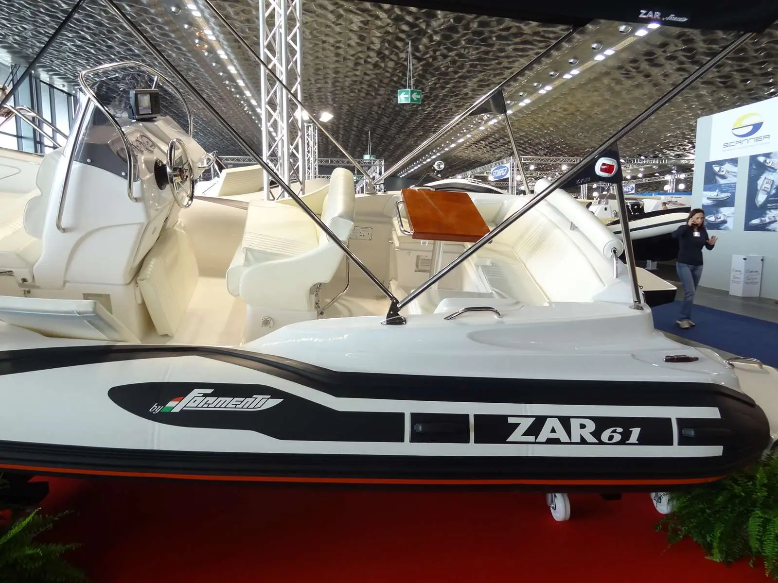 Zar Formenti Zar 61 Suite — Bateau pneumatique exposé sur un stand, avec console de pilotage et sièges visibles.