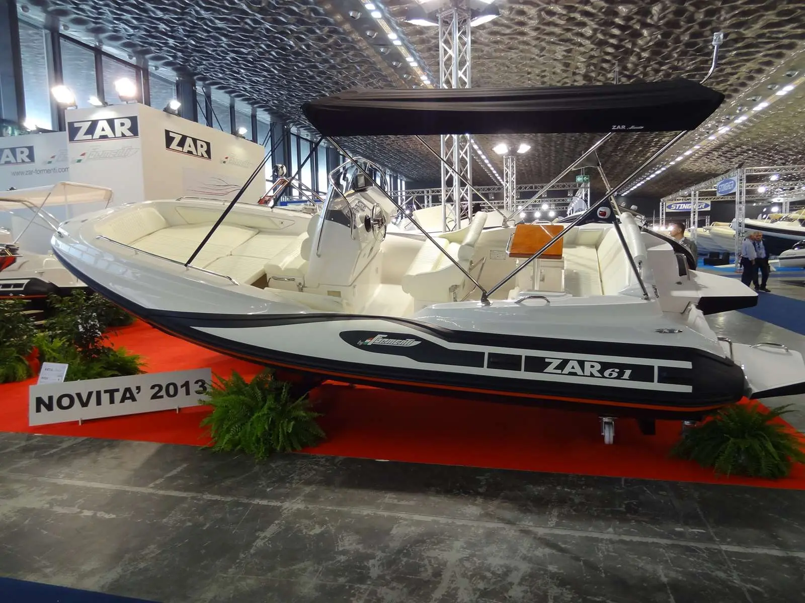 Zar Formenti Zar 61 Suite — Bateau pneumatique blanc exposé sur un stand de salon nautique.