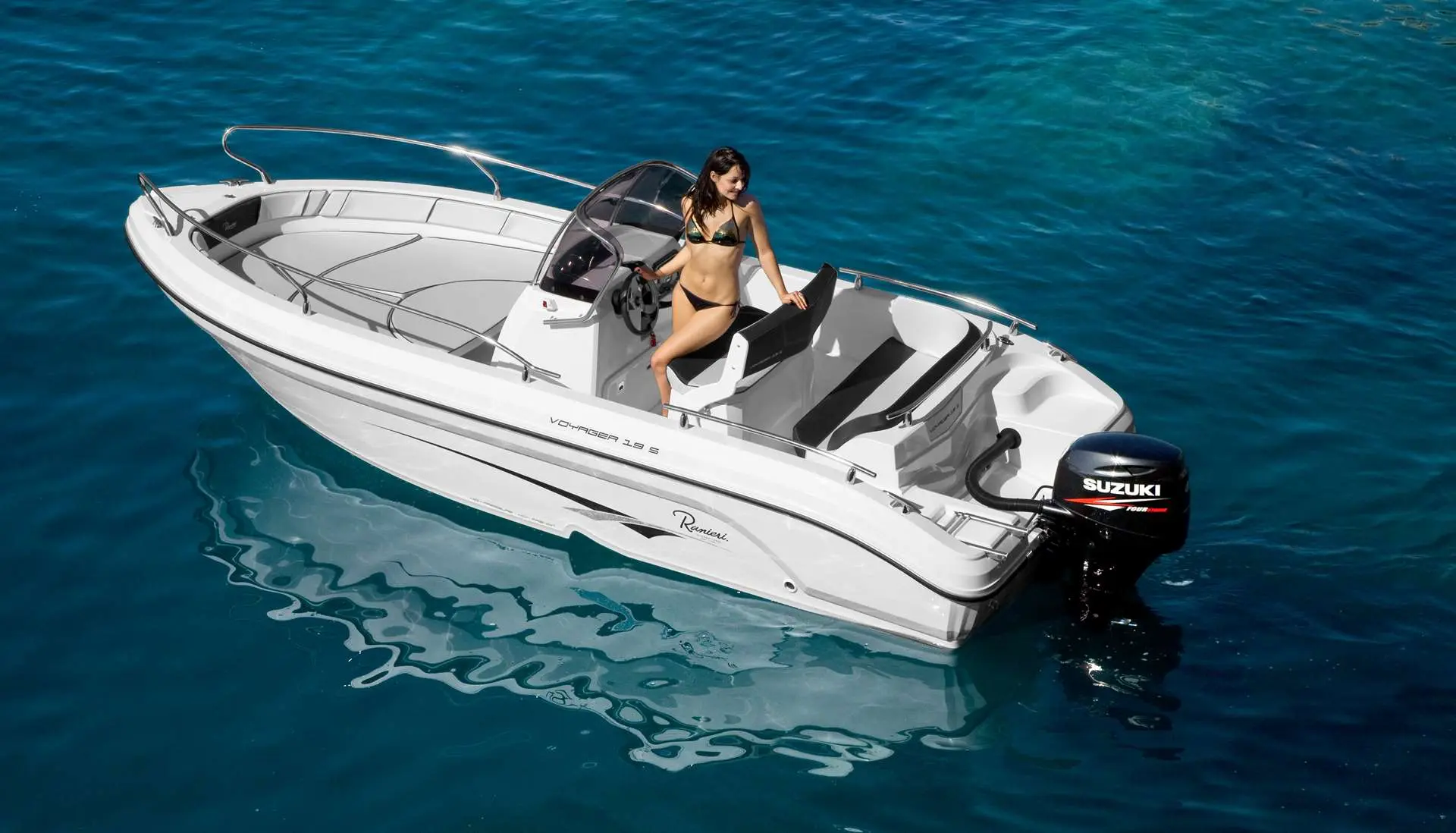 Ranieri Voyager 19 — Vue en plongée d’un bateau blanc à moteur hors-bord sur une mer turquoise.