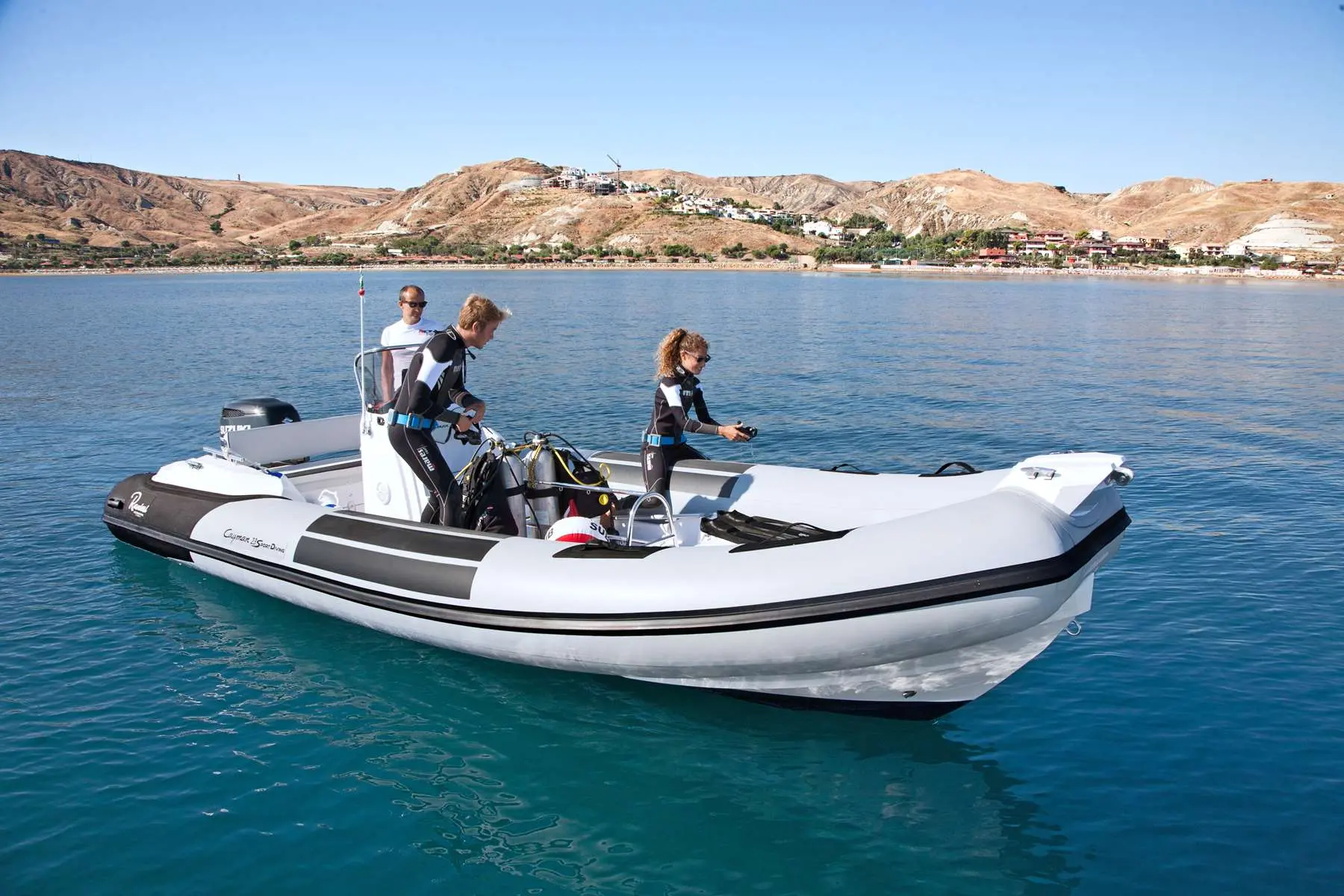 Ranieri Cayman 23 Sport Diving — Bateau pneumatique transportant trois plongeurs sur une eau calme.