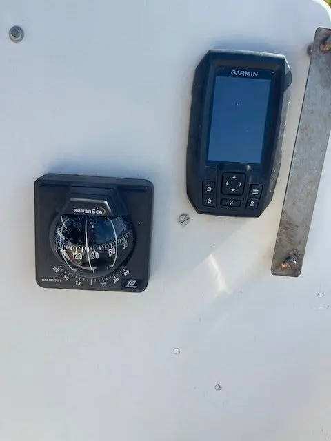 Yachting France Jouet 540 — Vue rapprochée d’un compas et d’un instrument Garmin sur la console du bateau.