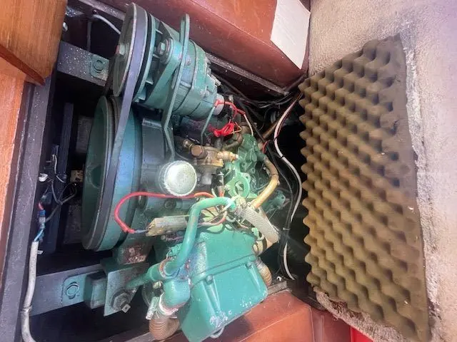 Yachting France Jouet 540 — Vue rapprochée du moteur installé dans son compartiment.