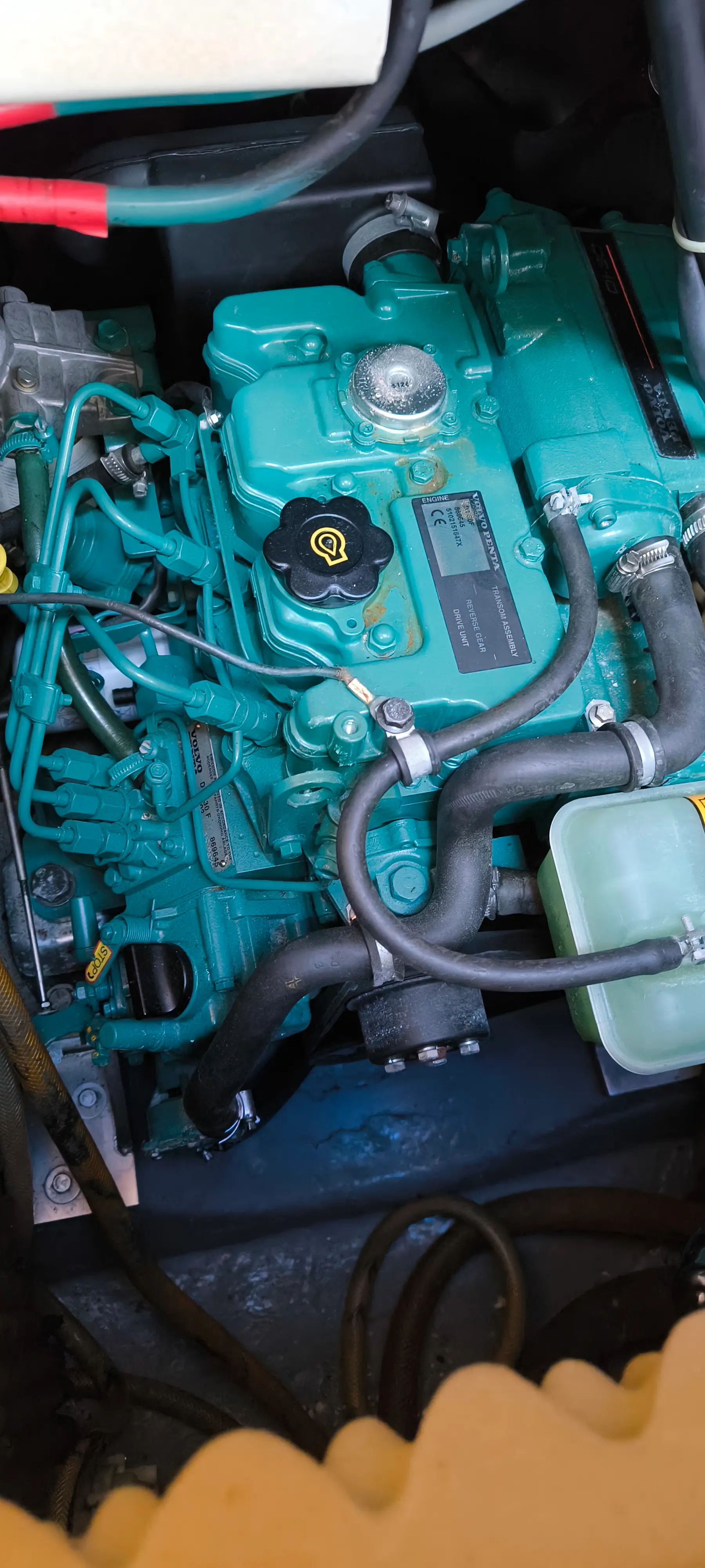 Wauquiez Gladiateur — Vue rapprochée du moteur diesel et de ses durites dans le compartiment moteur.