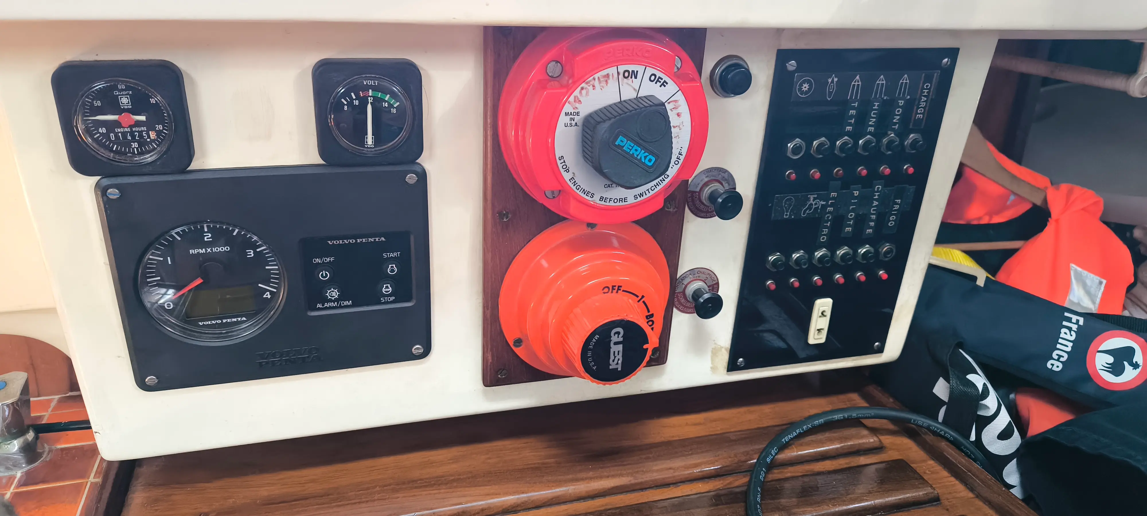 Wauquiez Gladiateur — Tableau de bord d’un voilier avec instruments, commandes moteur et interrupteurs.
