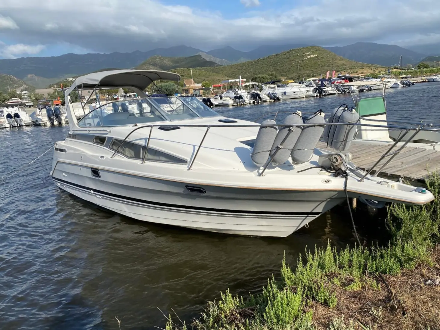 Bayliner 2855 — Bateau à moteur amarré dans un port, photographié de trois quarts.