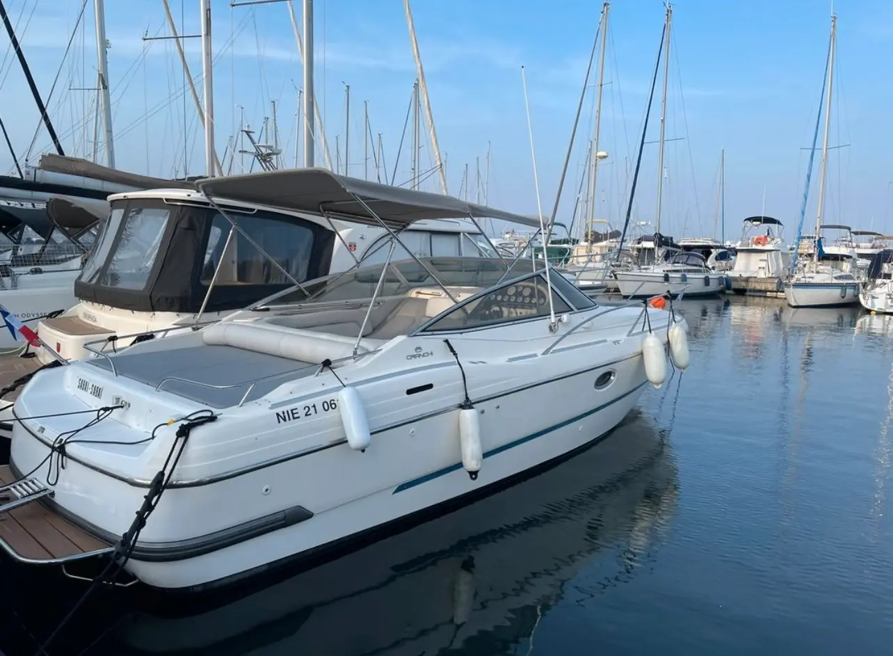 Cranchi Aquamarina 31 — Bateau à moteur blanc amarré dans un port, photographié de trois quarts.