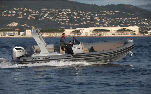Marsea CM 180 — Bateau semi-rigide naviguant sur une mer calme près d'une côte urbanisée.