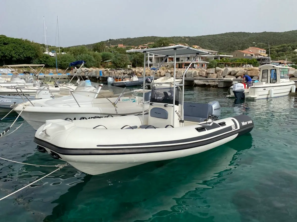 Marsea SP 90 — Bateau pneumatique blanc amarré dans un port, vu de trois quarts.