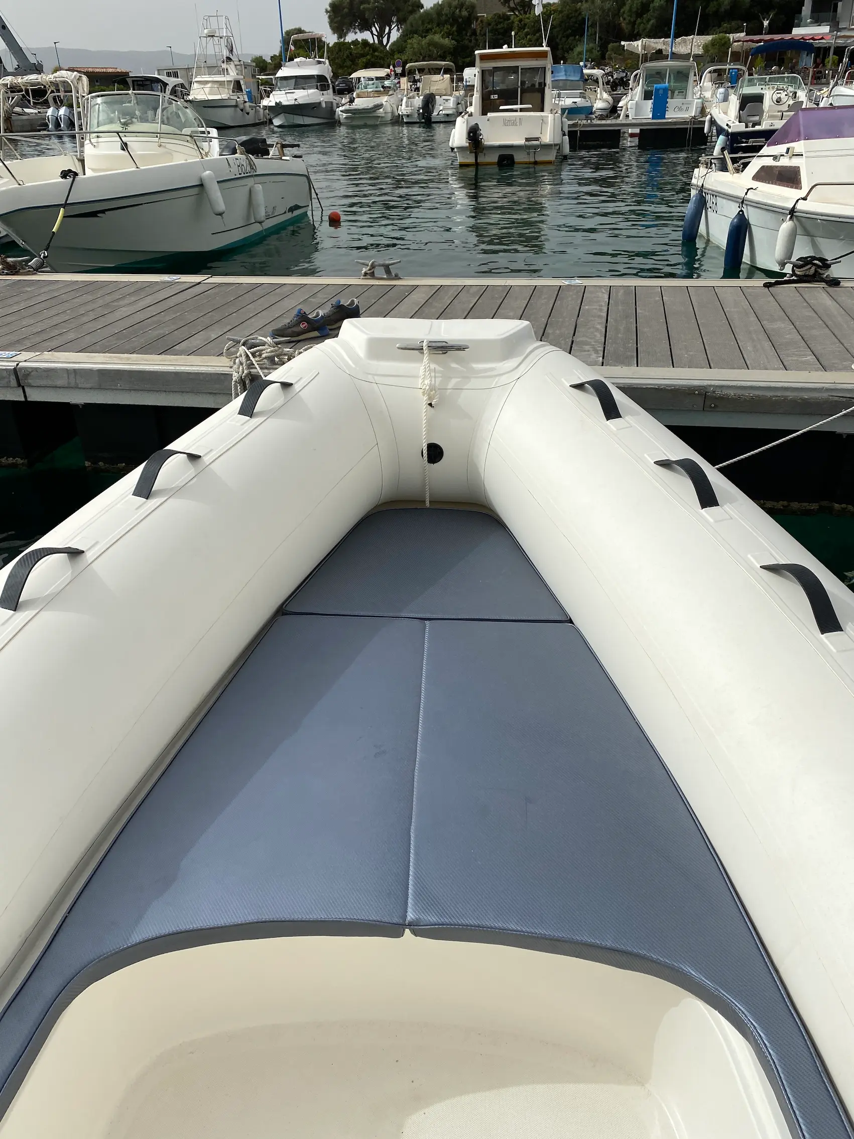 Marsea SP 90 — Vue intérieure d’un bateau pneumatique amarré dans un port.