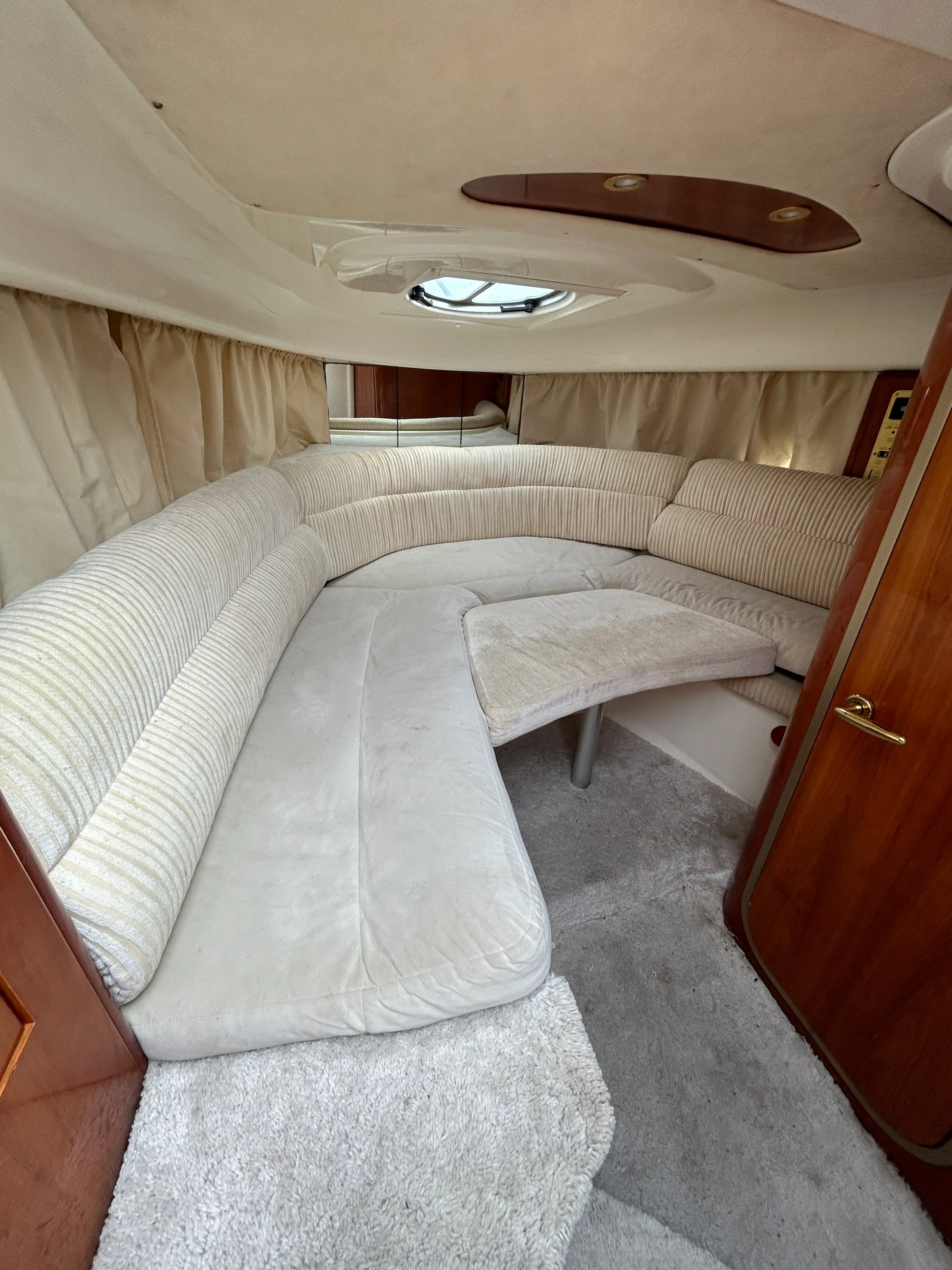 Cranchi 28 — Cabine avant avec banquette en U convertible en couchette.
