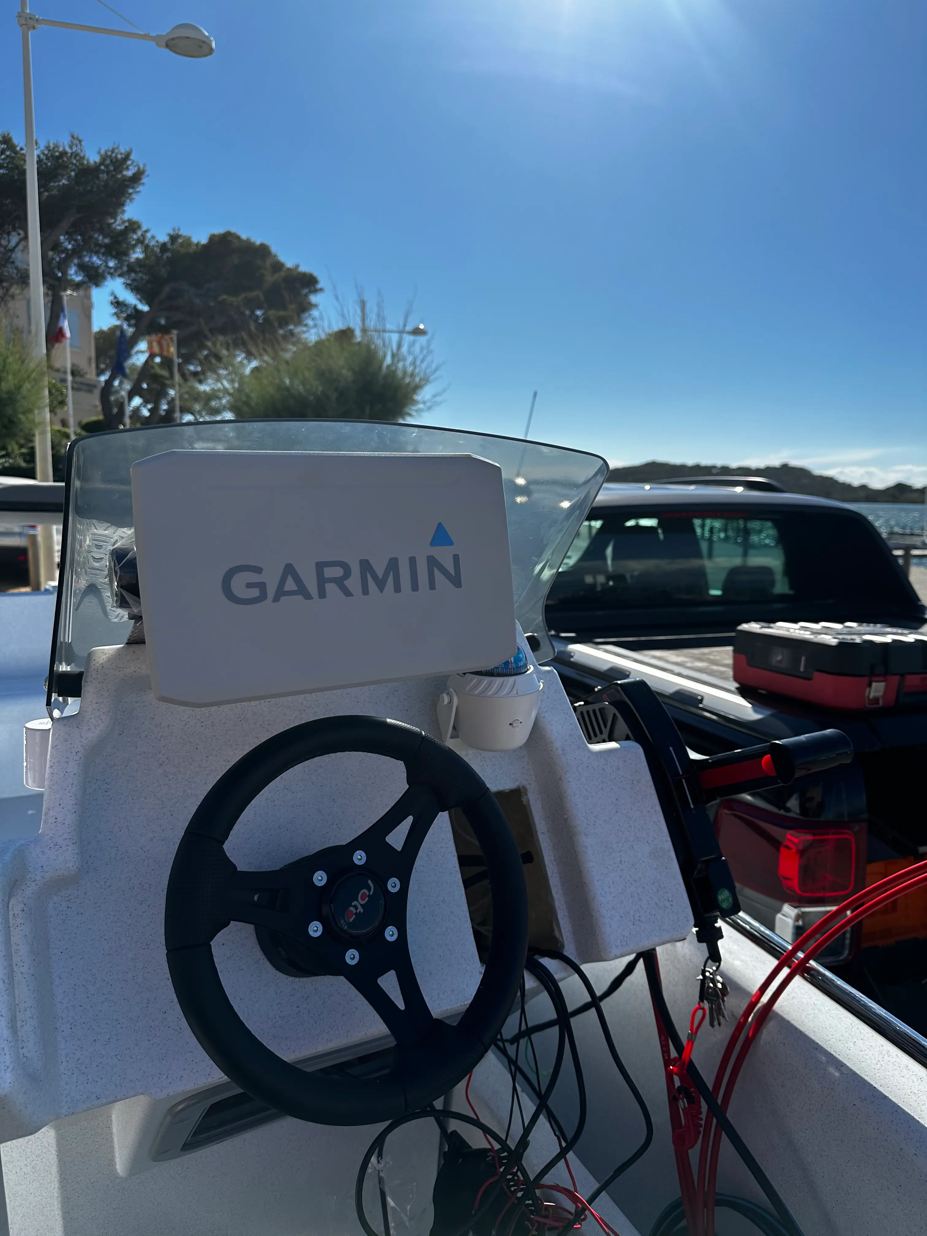 Roto 450 S — Poste de pilotage avec volant, écran Garmin et câbles visibles.
