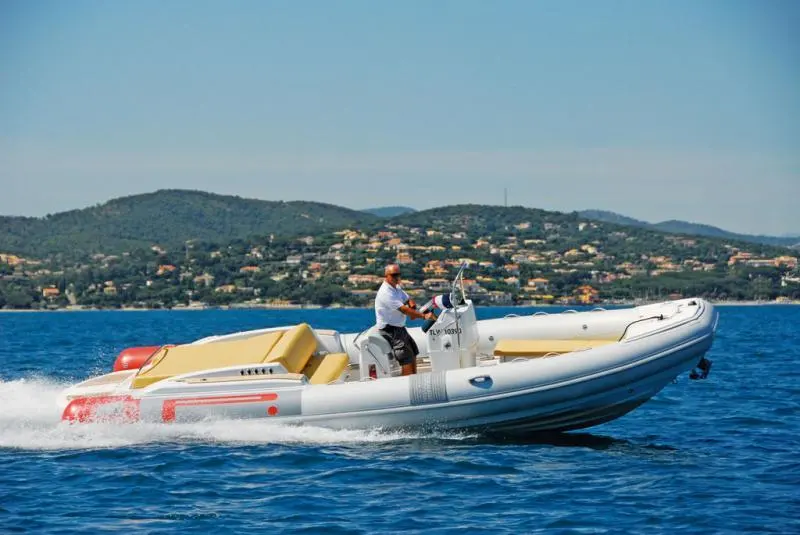 Pirelli Pzero 770 — Semi-rigide blanc en navigation, avec un passager à la console, près d’une côte.