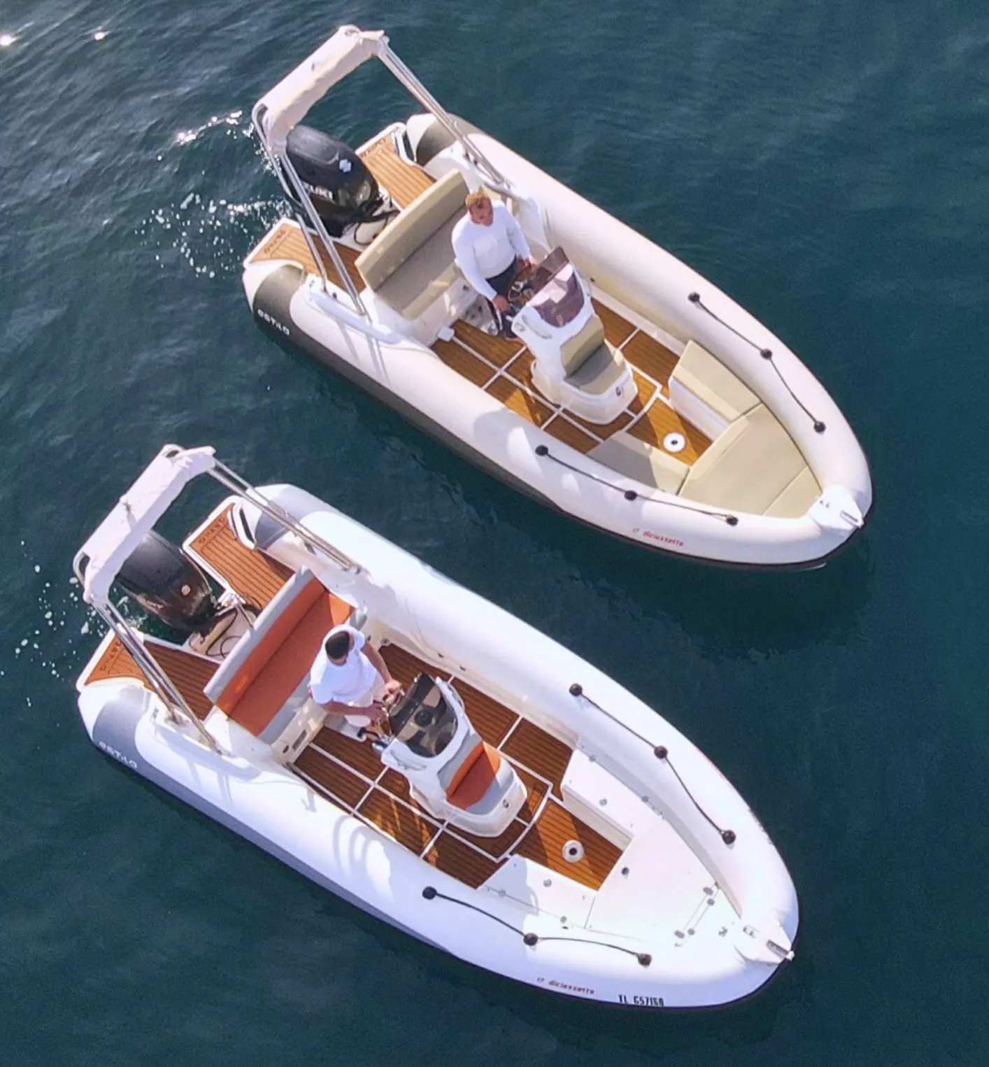 Estilo 18 — Deux bateaux pneumatiques vus du dessus, avec des personnes à bord.