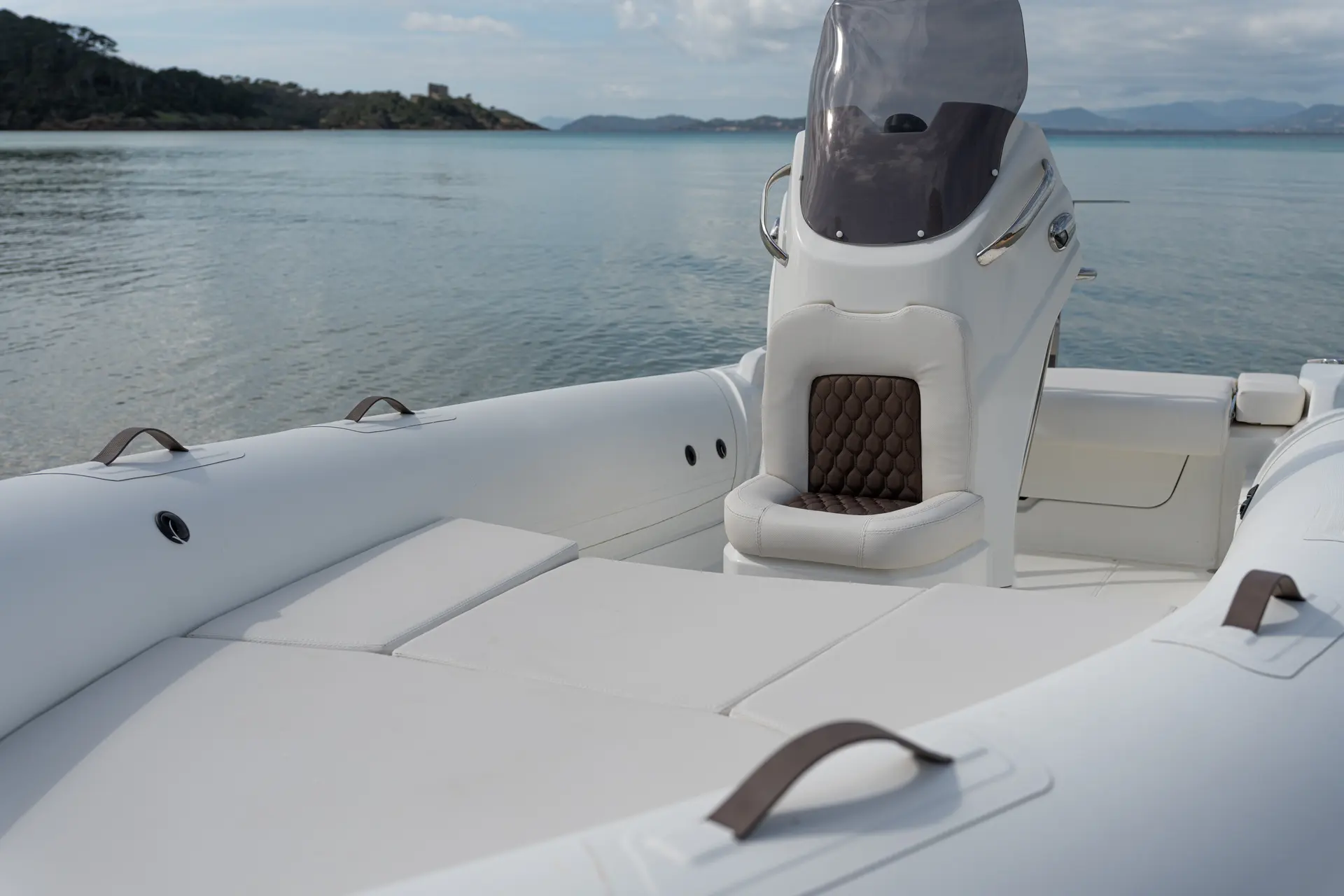 Estilo 18 — Vue du pont avant et du poste de pilotage d’un bateau semi-rigide sur l’eau.