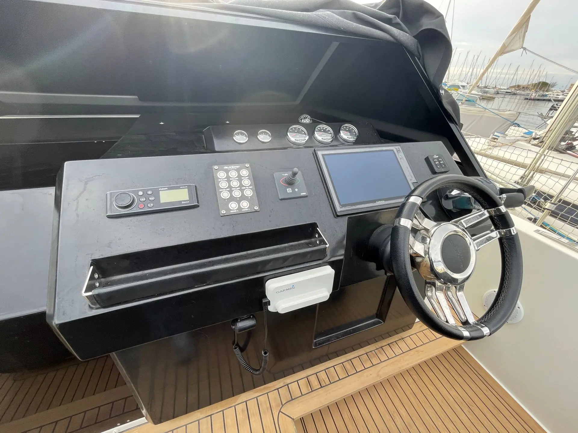 De Antonio Yachts D33 Cruiser — Poste de pilotage avec volant, instruments et écran de navigation.