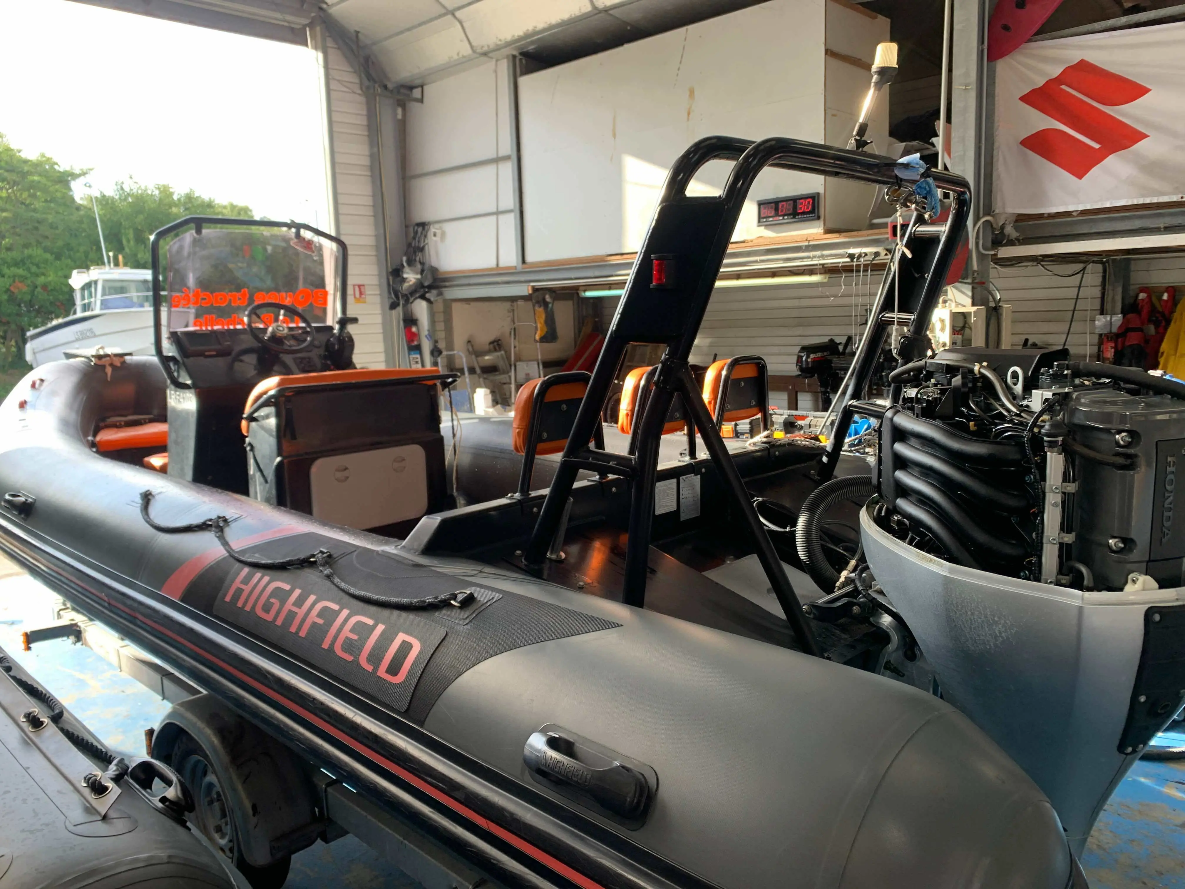 Highfield OM 640 — Vue rapprochée d’un semi-rigide avec console, arceau et moteur hors-bord.