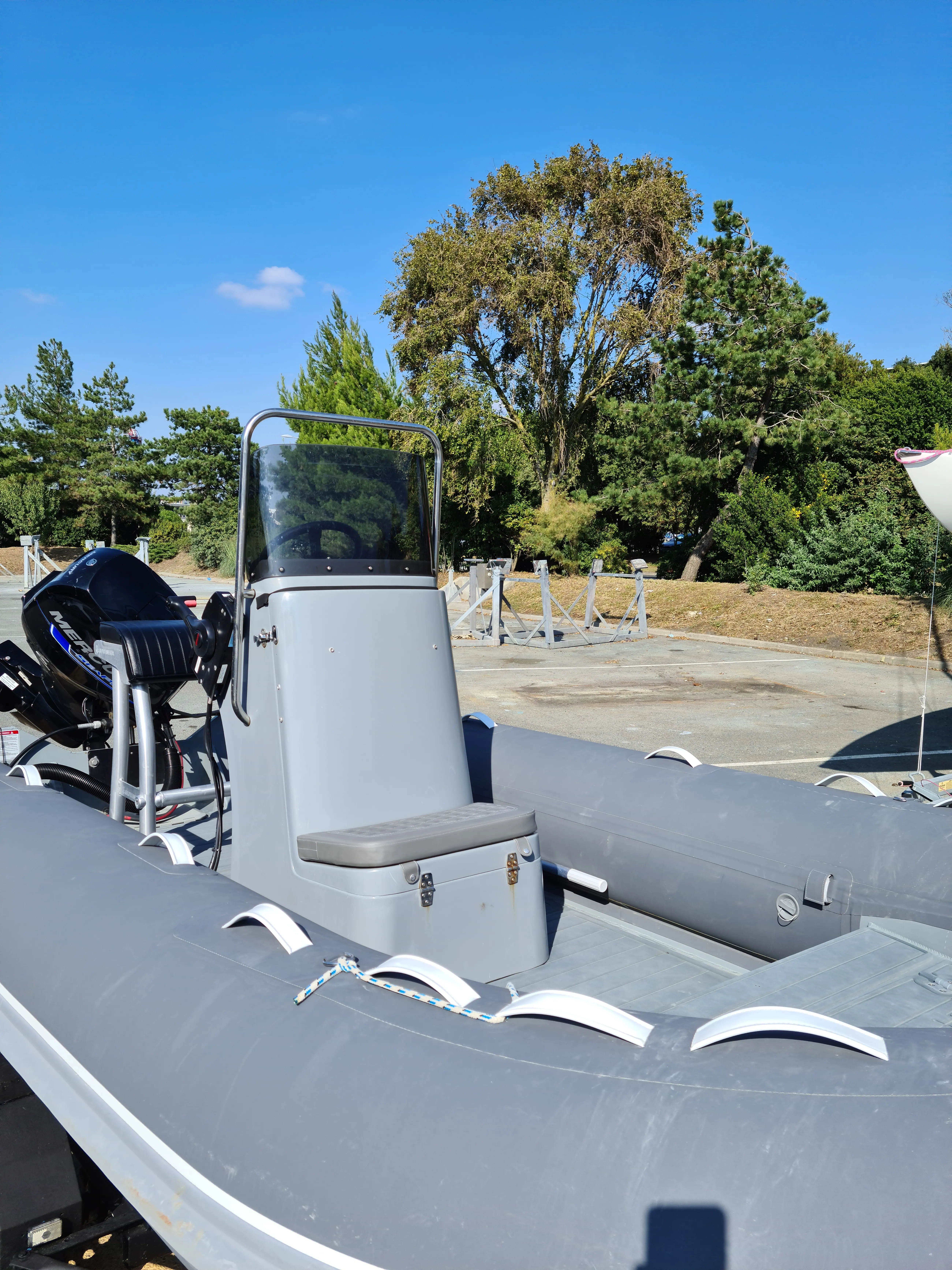 3D Tender Stealth RIB 500 — Vue partielle d’un bateau pneumatique gris avec console centrale et moteur hors-bord.
