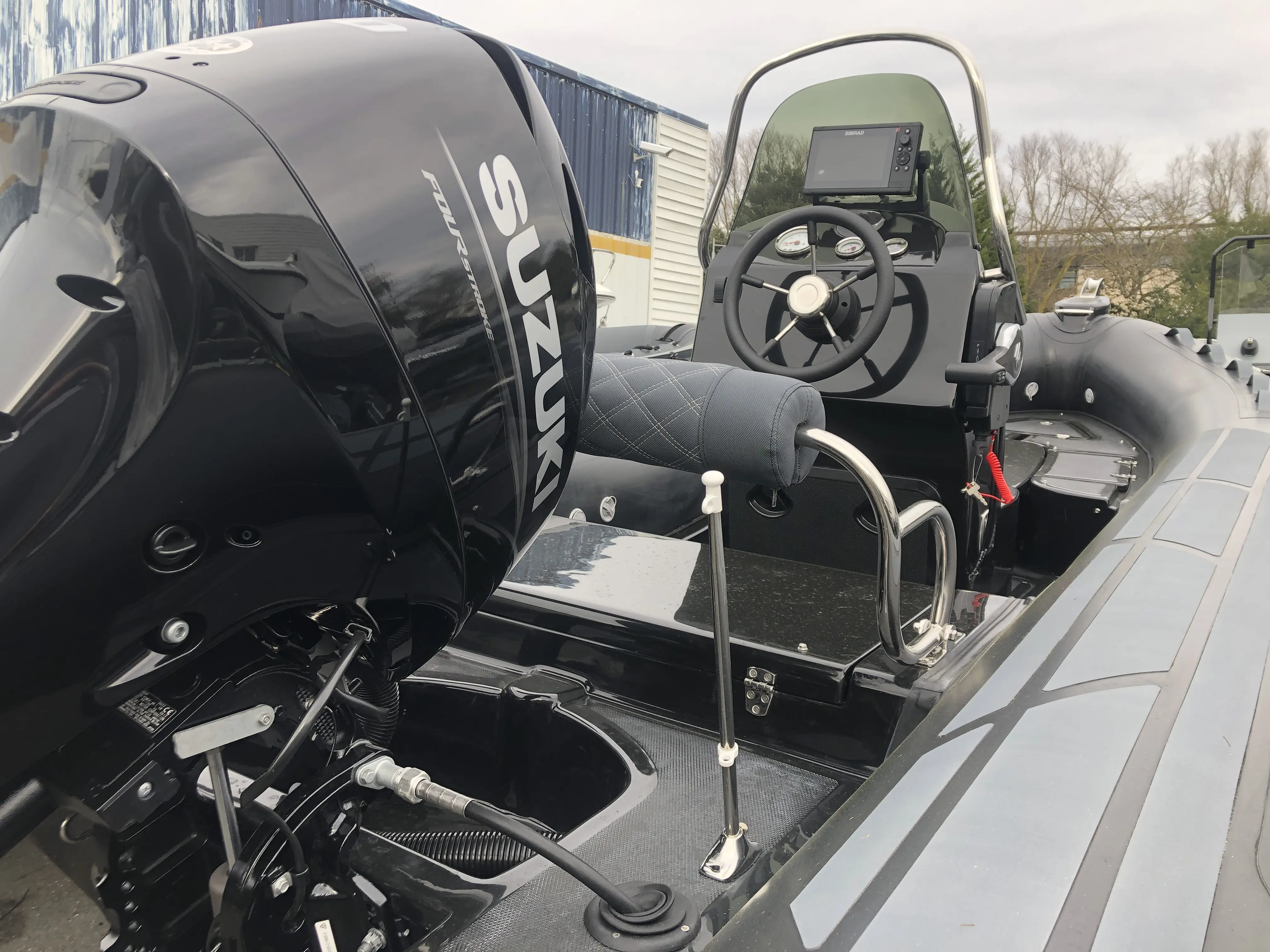 3D Tender Lux 500 — Vue rapprochée du cockpit, de la console de pilotage et du moteur hors-bord.