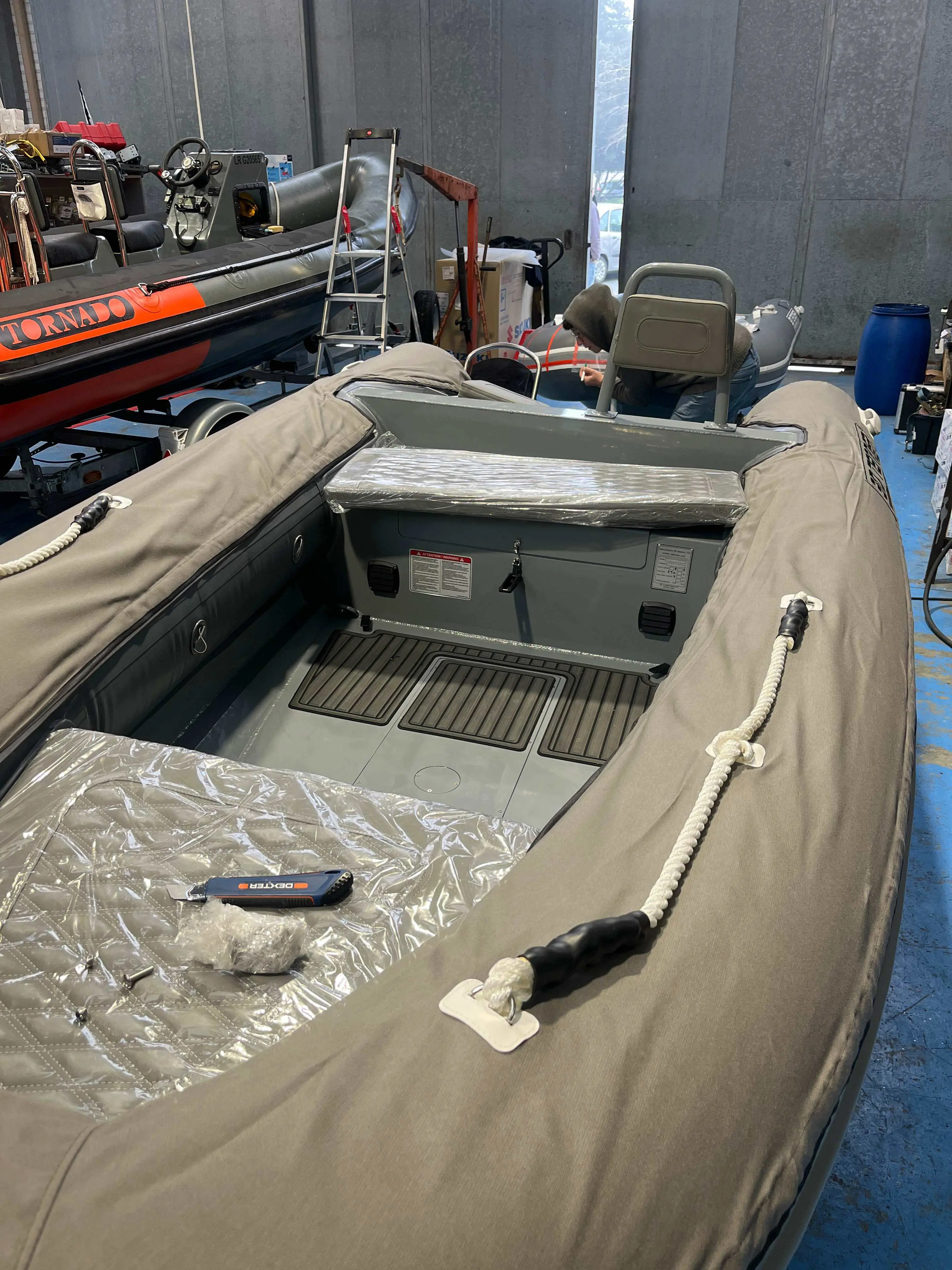 3D Tender Dream 340 — Vue intérieure d’un semi-rigide en atelier, avec console et sièges visibles.
