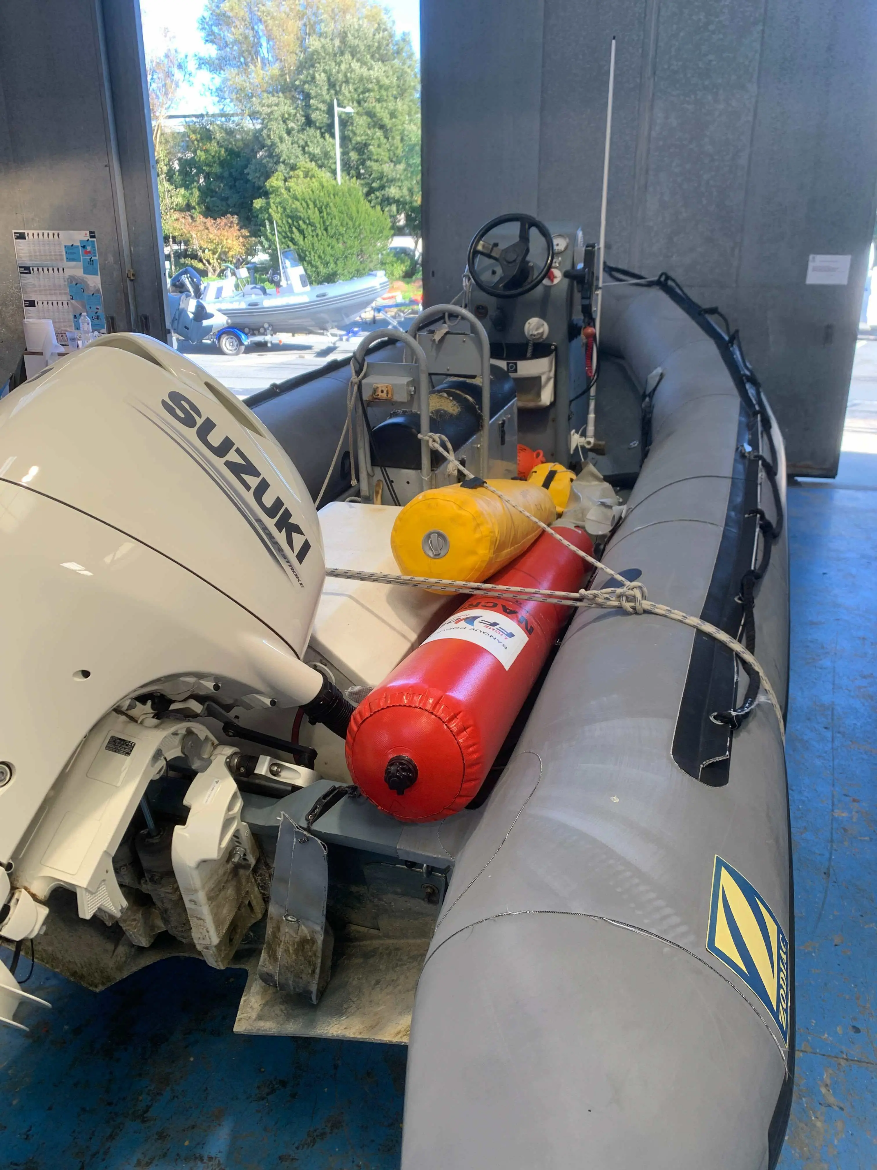 Zodiac 550 SRMN — Vue partielle d’un semi-rigide avec moteur hors-bord, console et équipements à bord.