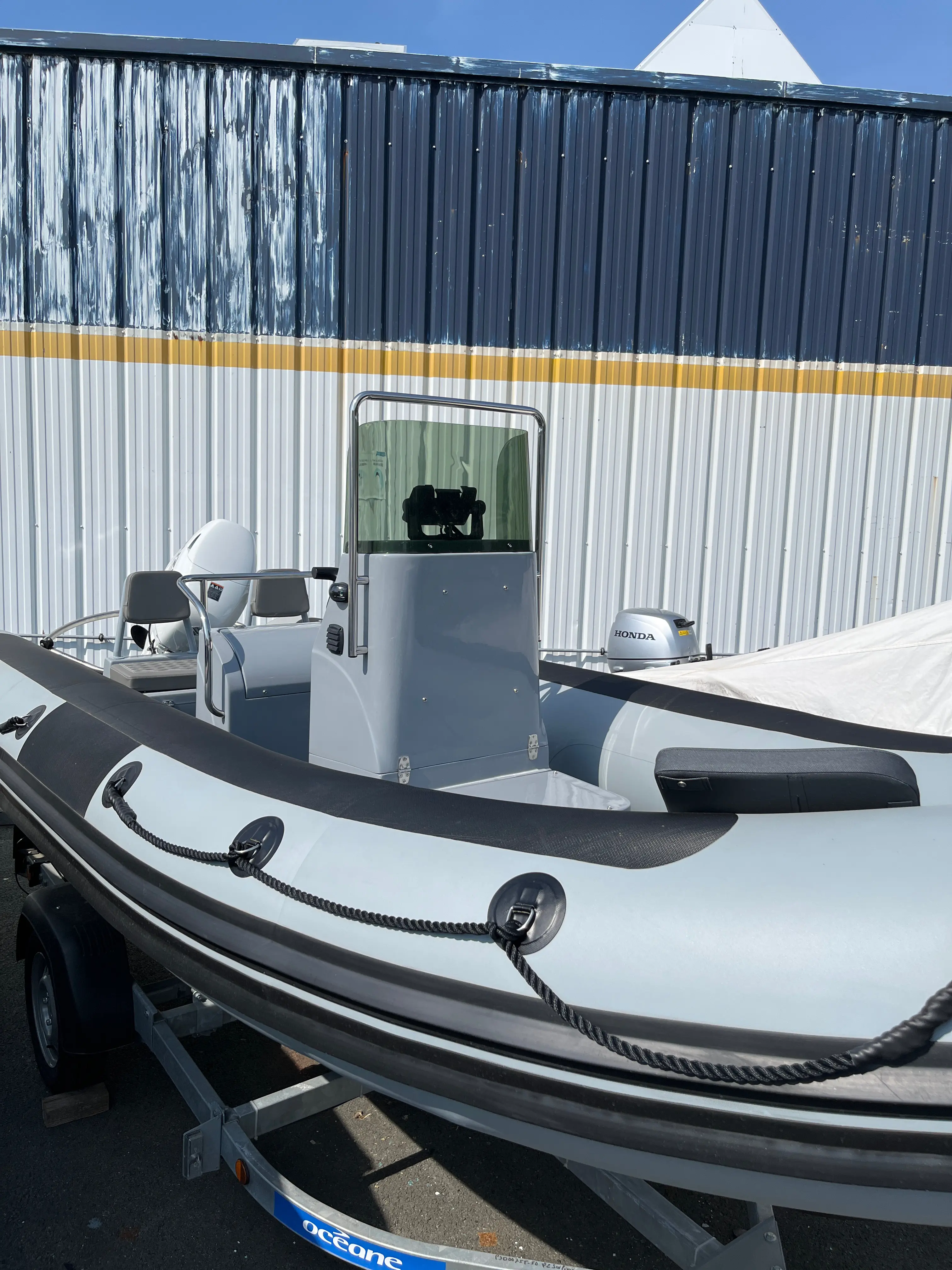 3D Tender Dream 540 — Semi-rigide gris à console centrale présenté sur une remorque.