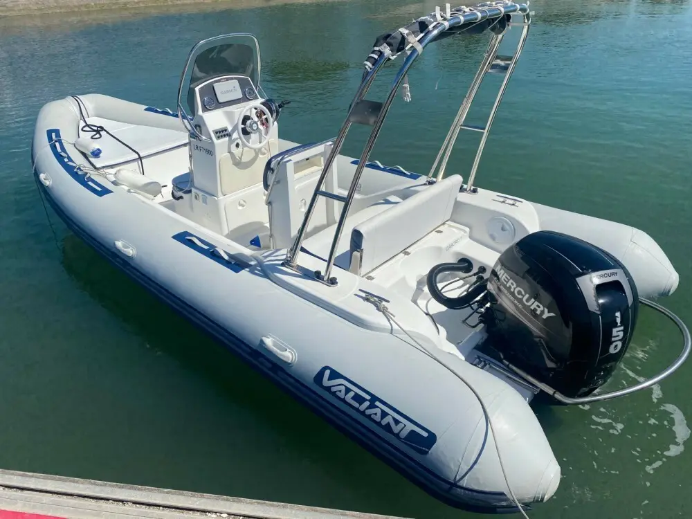 Valiant 630 Classic — Vue en trois quarts d’un bateau pneumatique à console et moteur hors-bord.