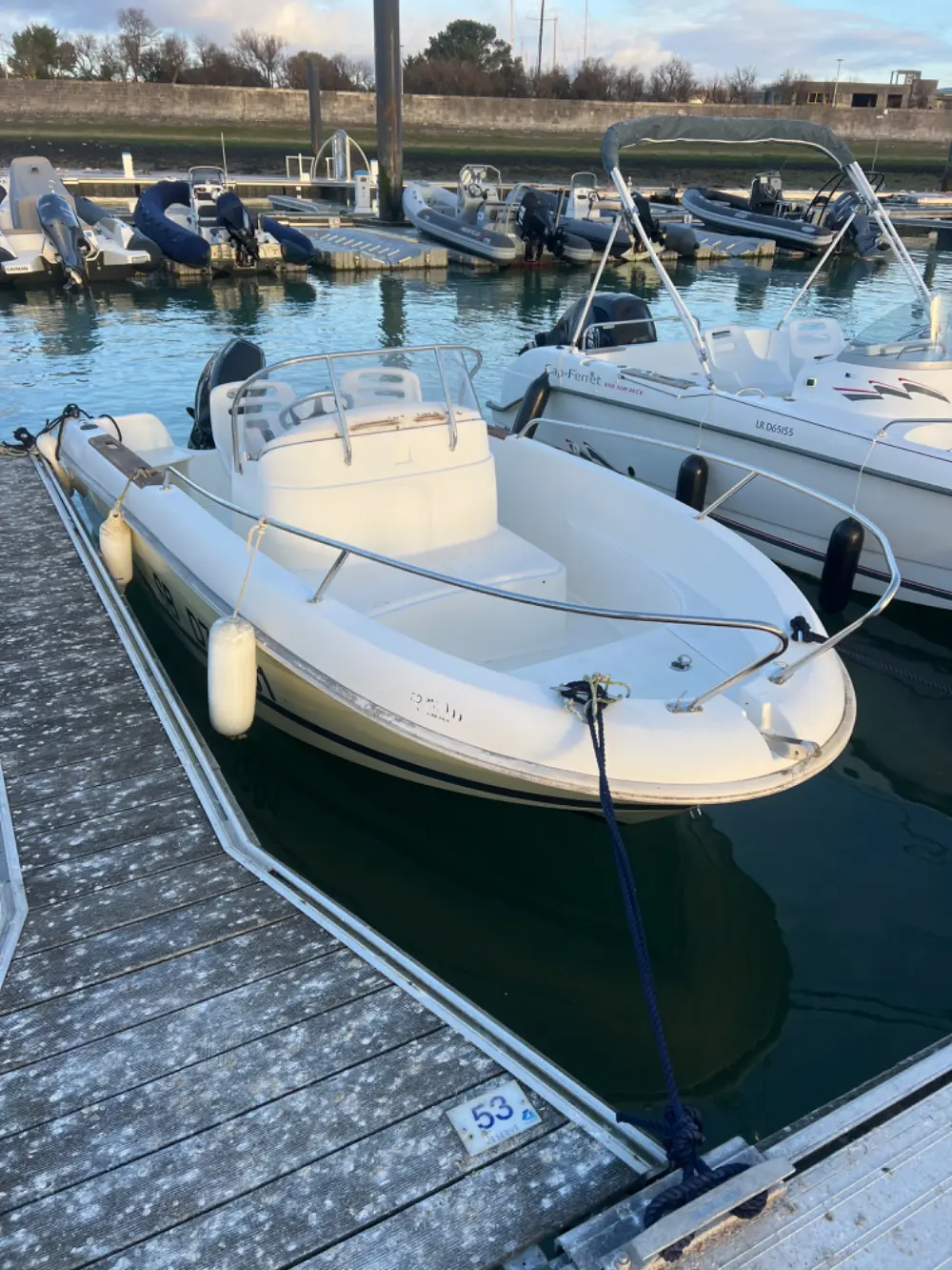 Jeanneau Cap Camarat 515 — Bateaux à moteur amarrés dans un port, vus depuis un ponton.