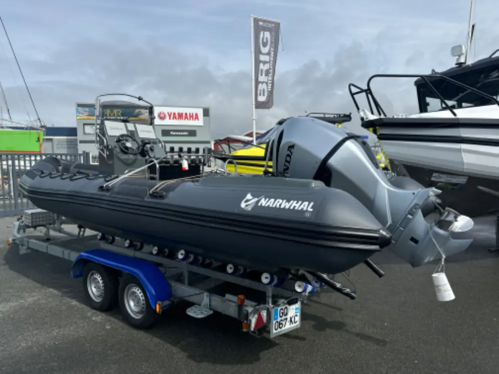 Narwhal HD 670 — Bateau pneumatique gris présenté sur une remorque dans un espace d’exposition.