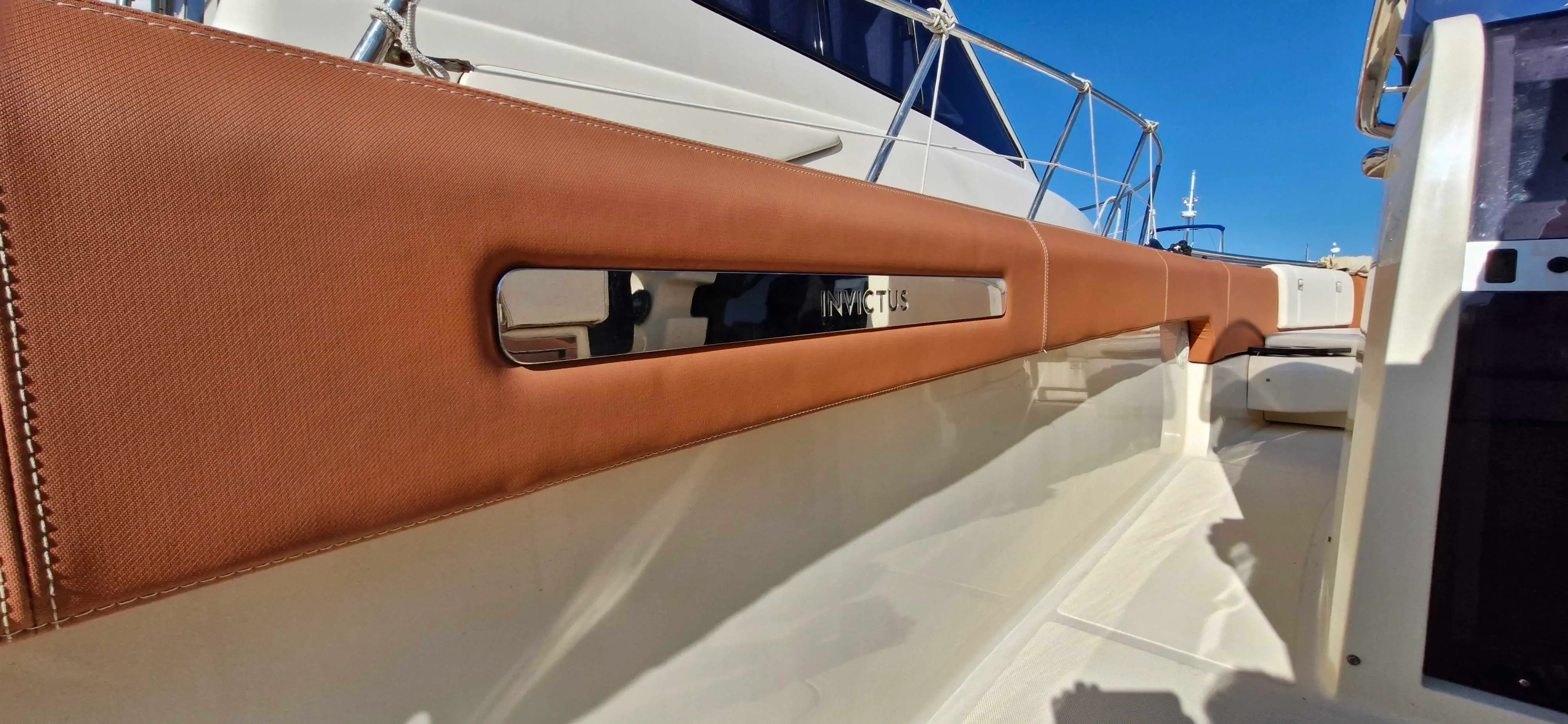 Invictus 280 SX — Vue rapprochée d’une banquette extérieure et de son habillage latéral.