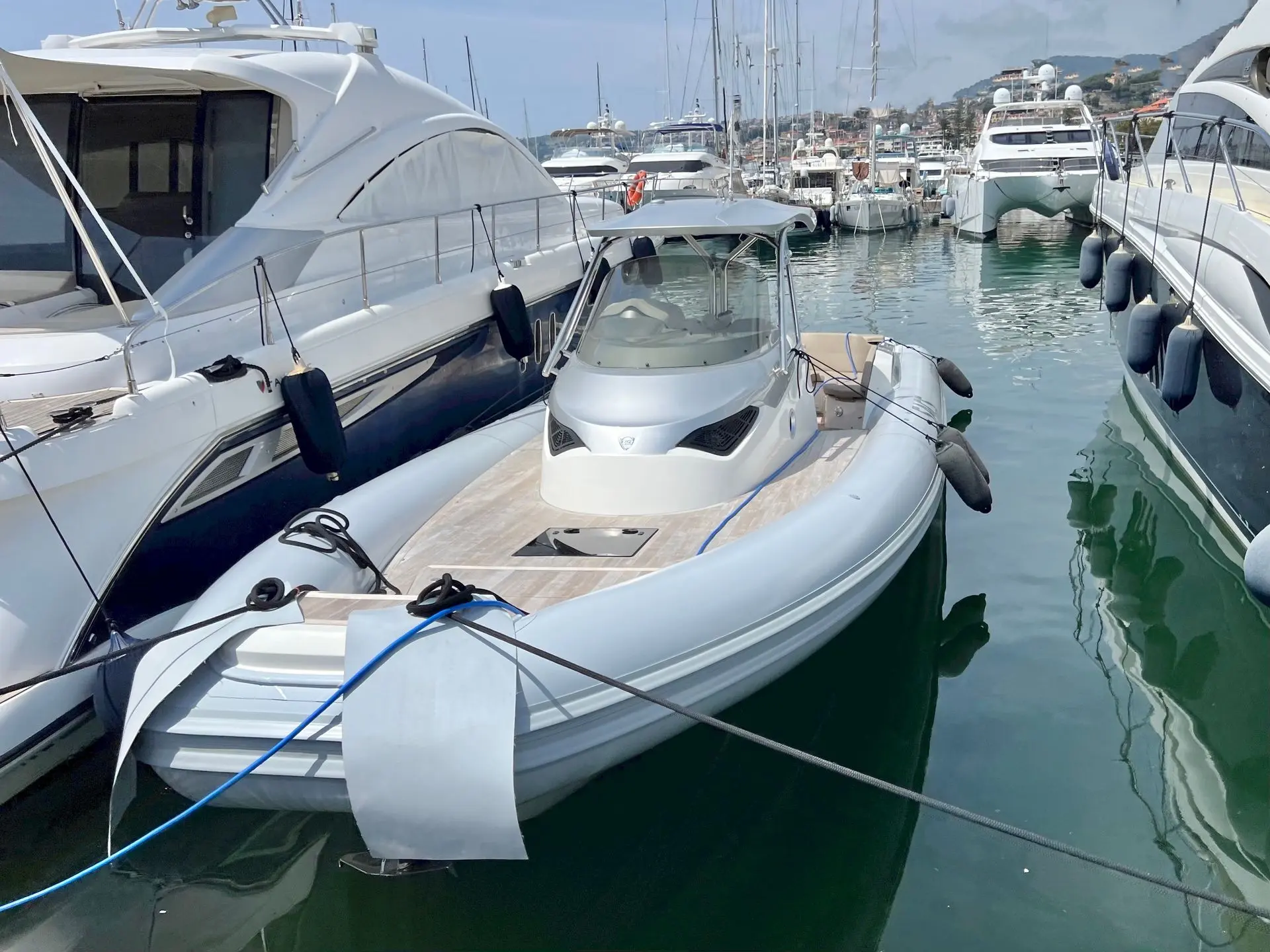 Sacs Strider 13 — Bateau pneumatique à cabine amarré dans une marina.