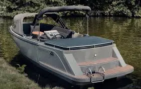 Kruger 630 Tosca — Bateau à moteur gris vu de trois quarts sur une rive, sans personne visible.