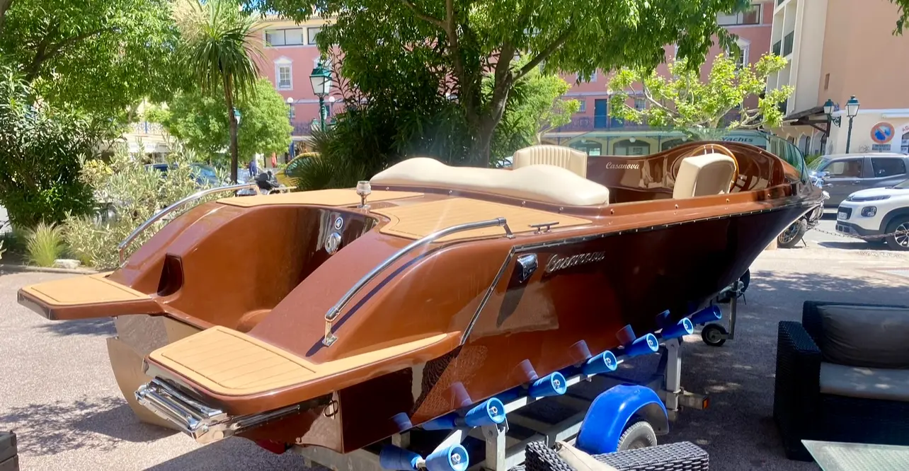 Kruger 23 Casanova — Bateau à moteur en bois présenté sur sa remorque dans un environnement urbain