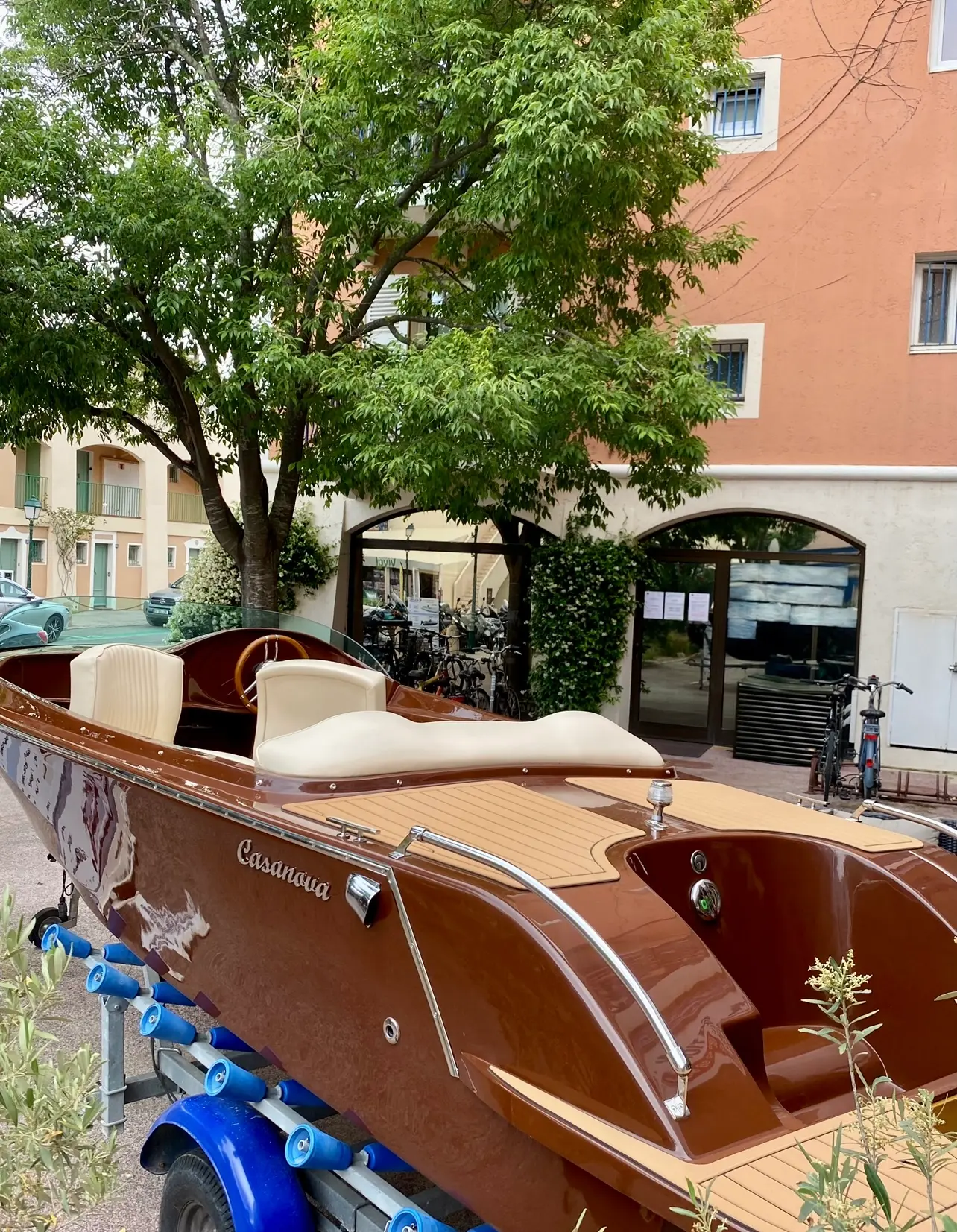 Kruger 23 Casanova — Bateau à moteur verni présenté sur remorque, avec cockpit et pont en bois visibles.