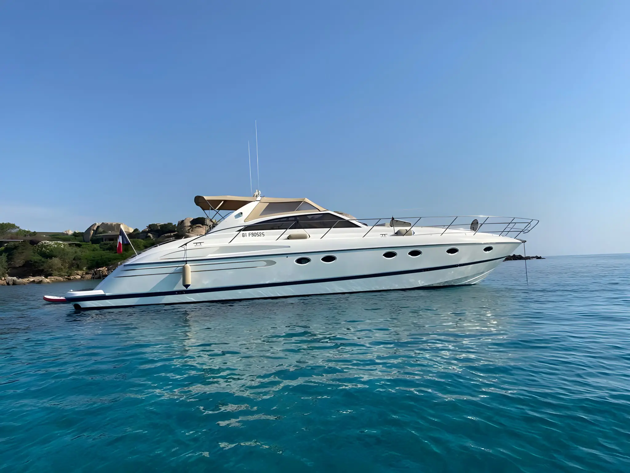 Princess V55 — Vedette à moteur blanche photographiée de profil sur une mer calme.