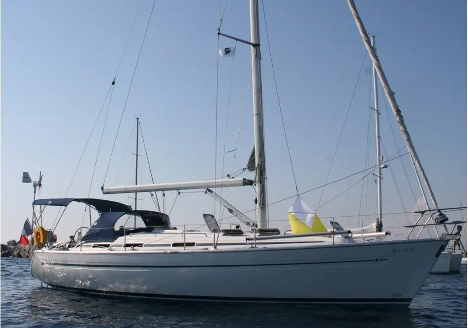 Bavaria 41 — Voilier blanc photographié de profil sur l’eau, toutes voiles affalées.