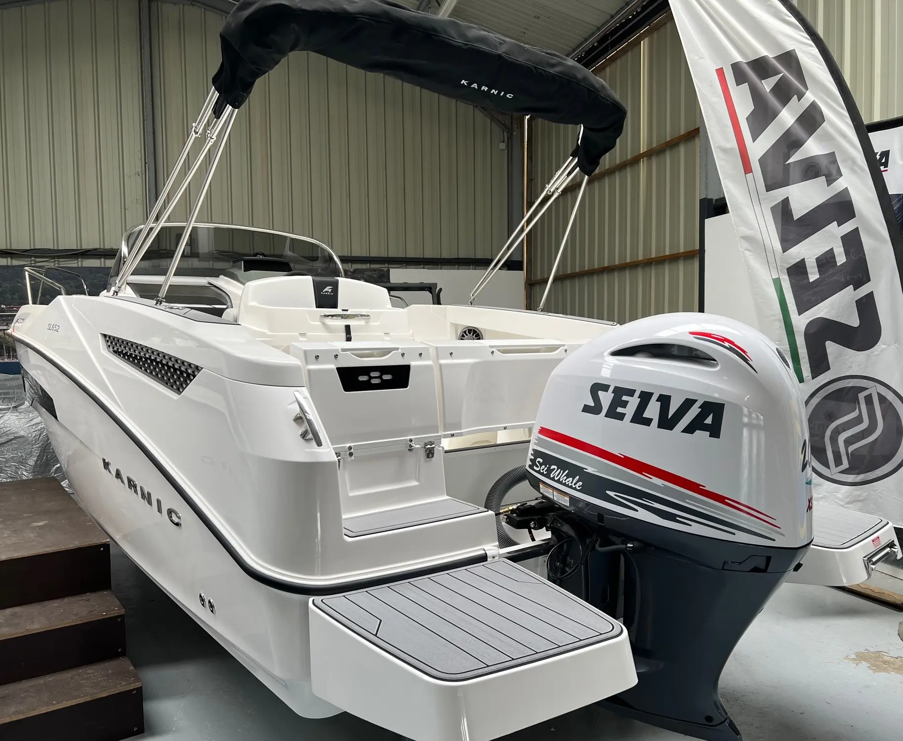 Karnic SL652 — Vue arrière trois-quarts d’un bateau blanc équipé d’un moteur hors-bord.
