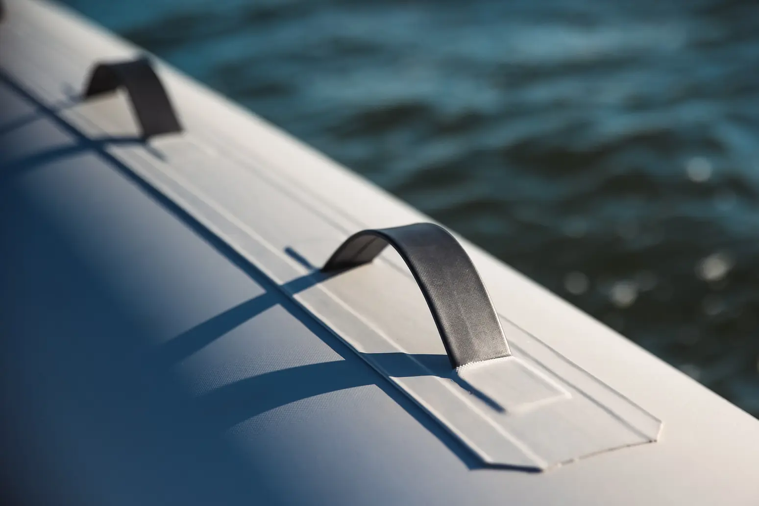 Italboats Predator 599 TS — Gros plan sur une poignée fixée sur le boudin blanc d’un bateau.