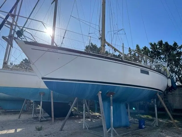 Dufour 35 — Voilier blanc à liseré bleu, photographié à terre sur bers.
