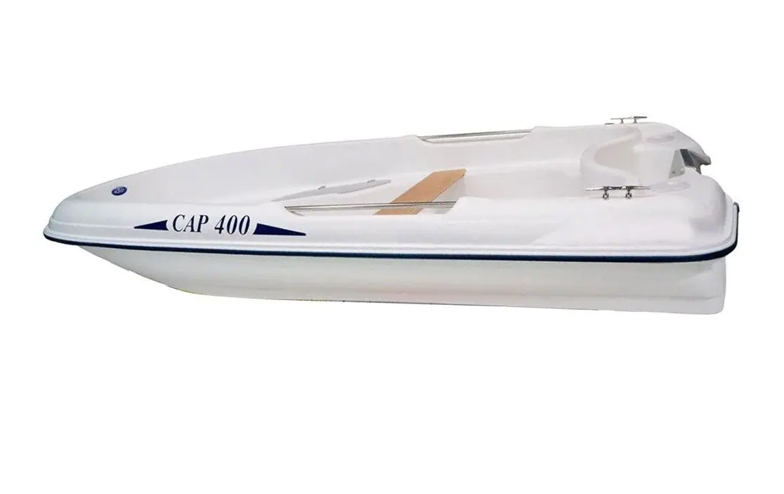 Rigiflex Cap 400 — Bateau blanc présenté de profil sur fond blanc, avec l’inscription CAP 400.