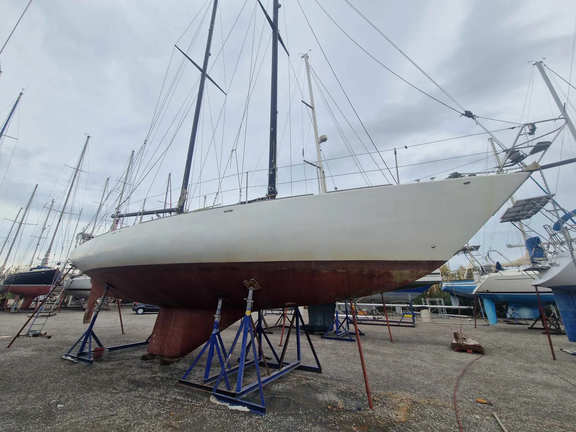 Sciarrelli 50 — Voilier blanc à quille longue sur bers, photographié à terre dans un chantier naval.