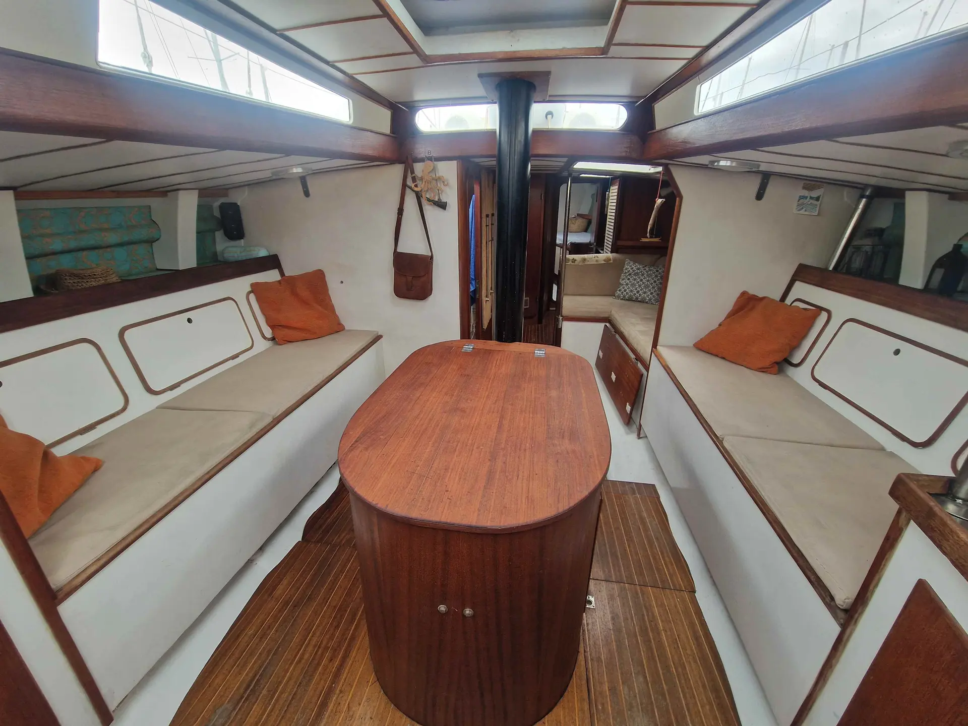 Sciarrelli 50 — Vue du carré intérieur avec table centrale, banquettes et boiseries.